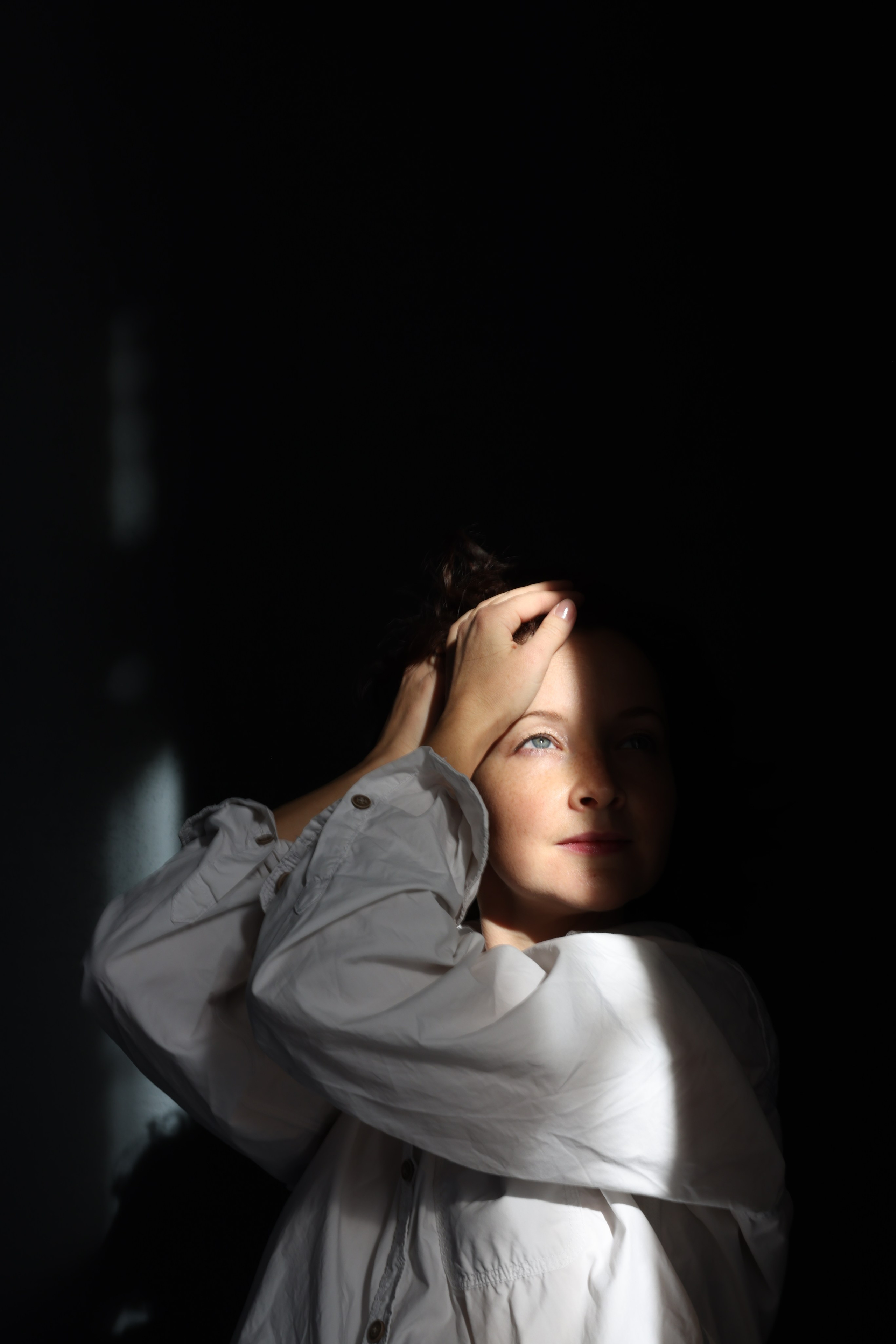 Сьемка в студии, брюнетка на темном фоне Фотограф - Мэри Маршания