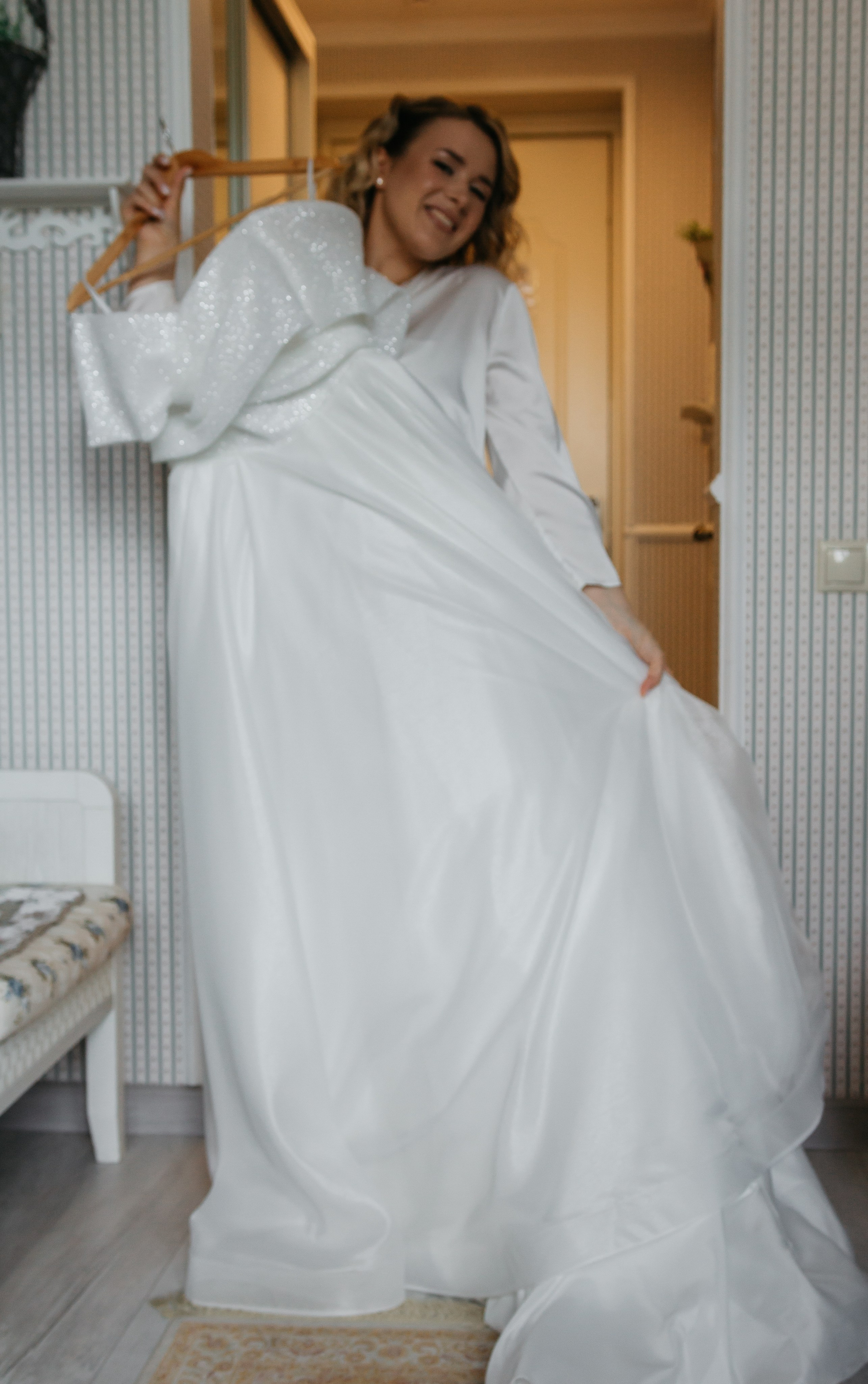 невеста примеряет платье