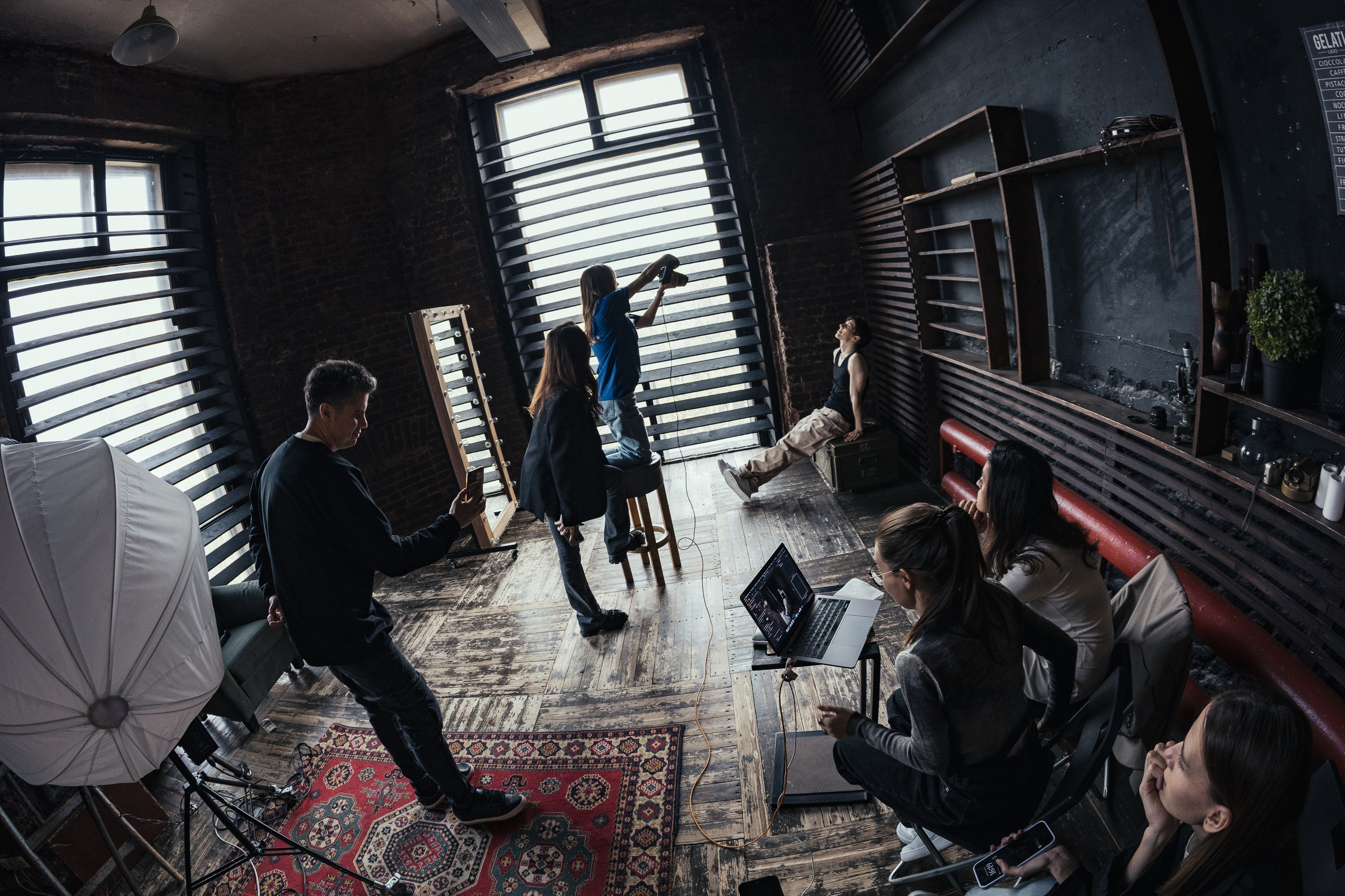 Бэкстейджи. Страница