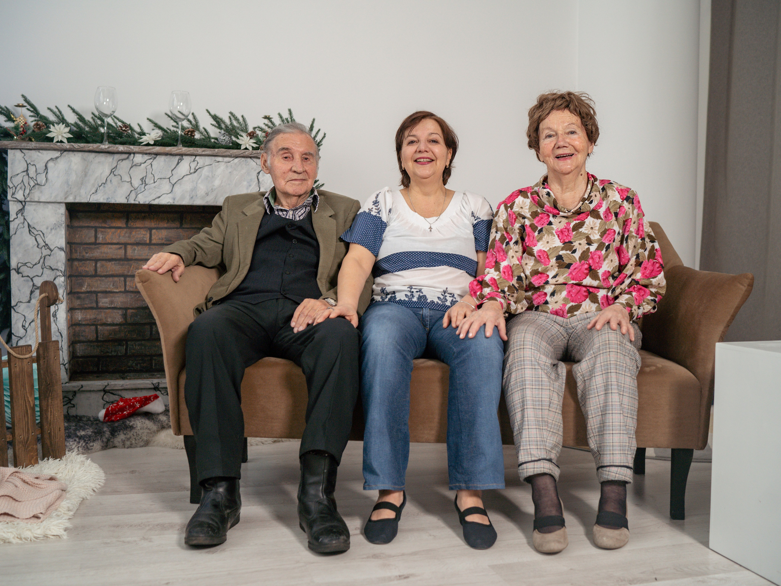 С бабушками. Фотограф Зинаида Евдокимова