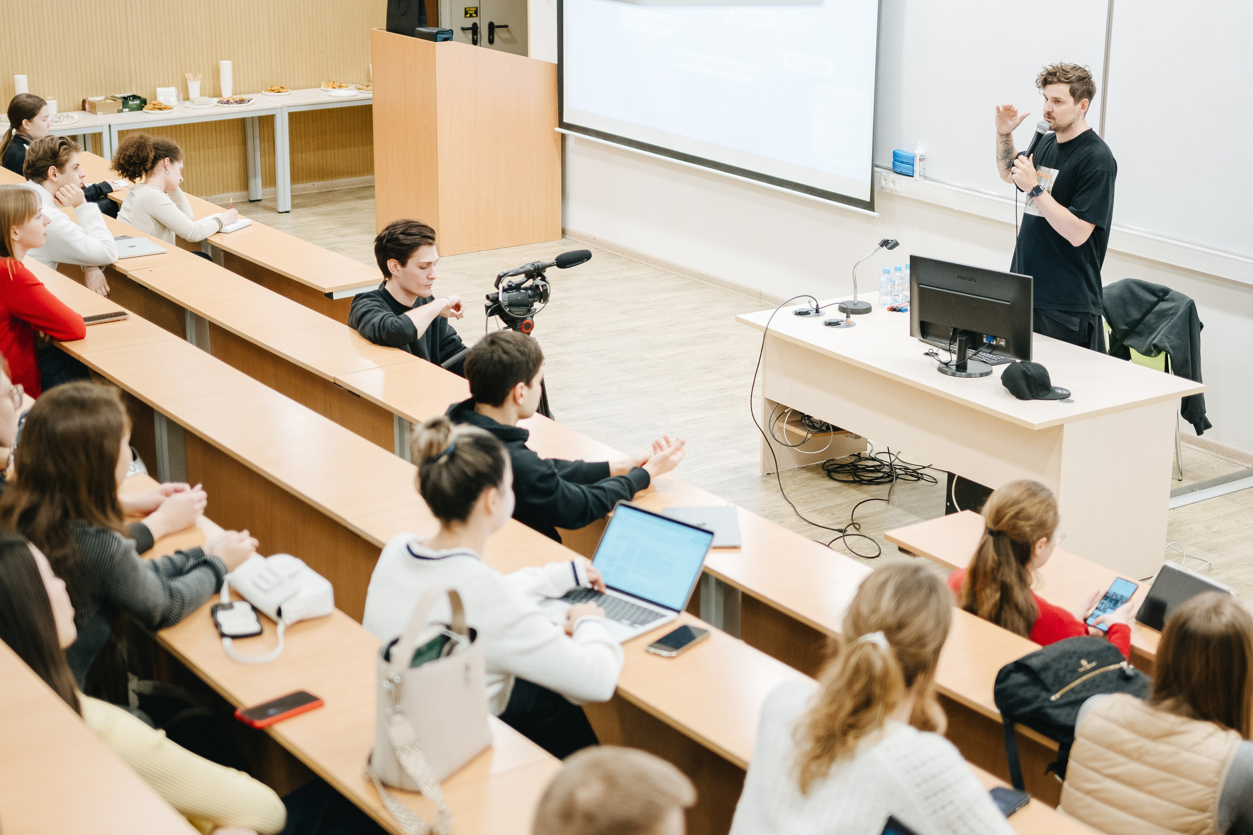 Встреча с Олегом Титовым, креативным продюсером Medium Quality. Даниил Сергеев: репортажный фотограф