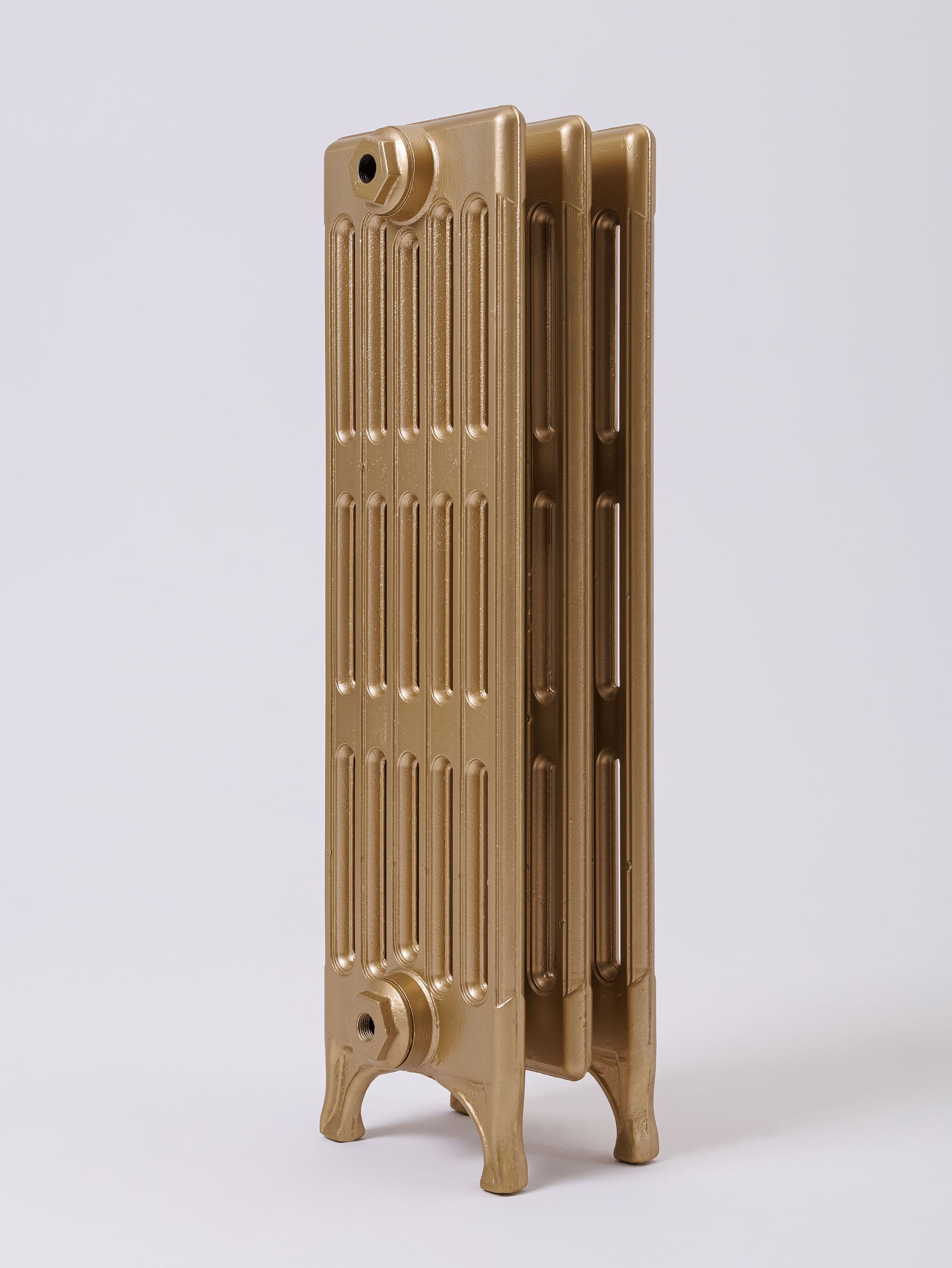 Предметные фотографии дизайнерских радиаторов отопления в стиле ретро