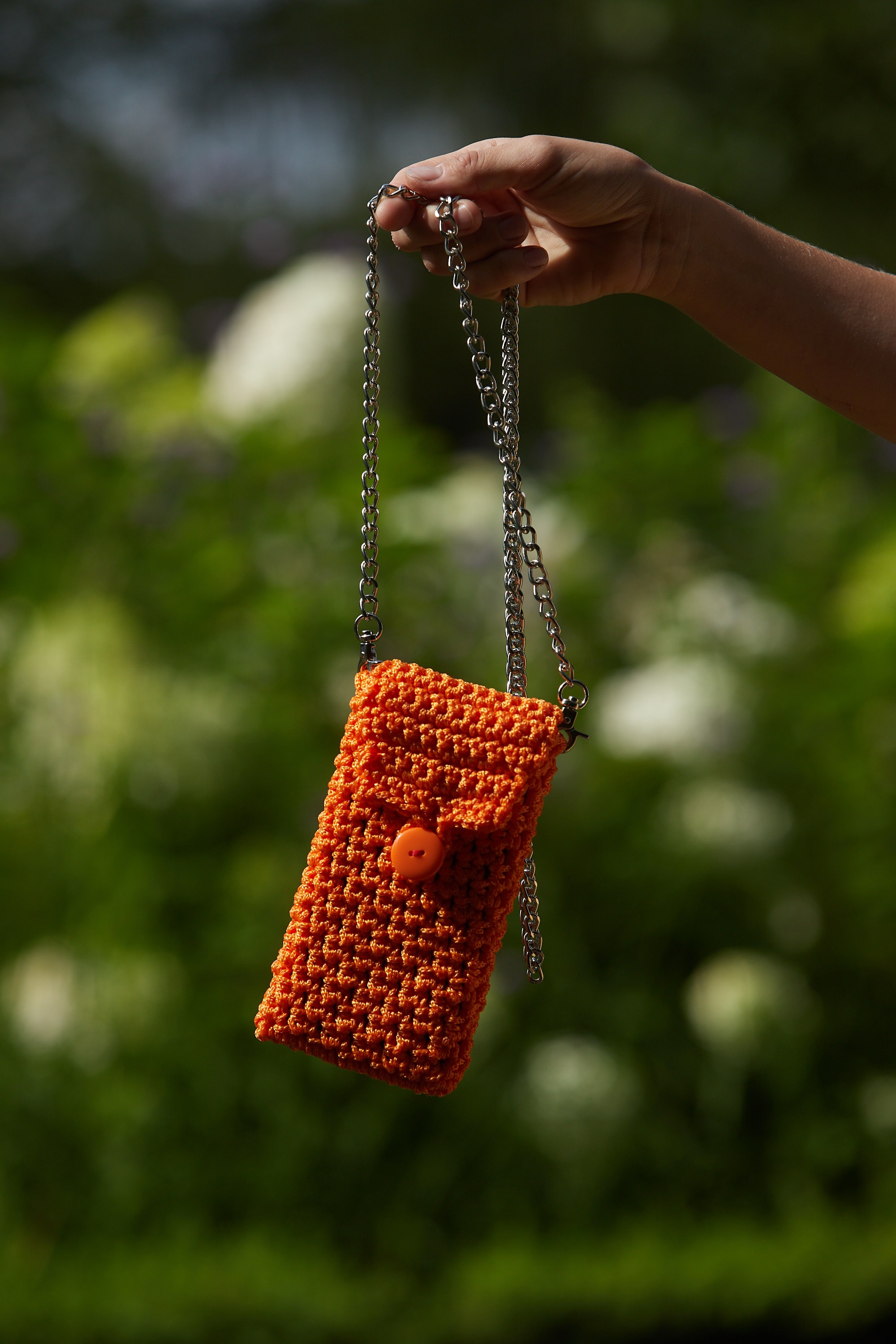 Фотосъёмка оранжевого вязаного кошелька.