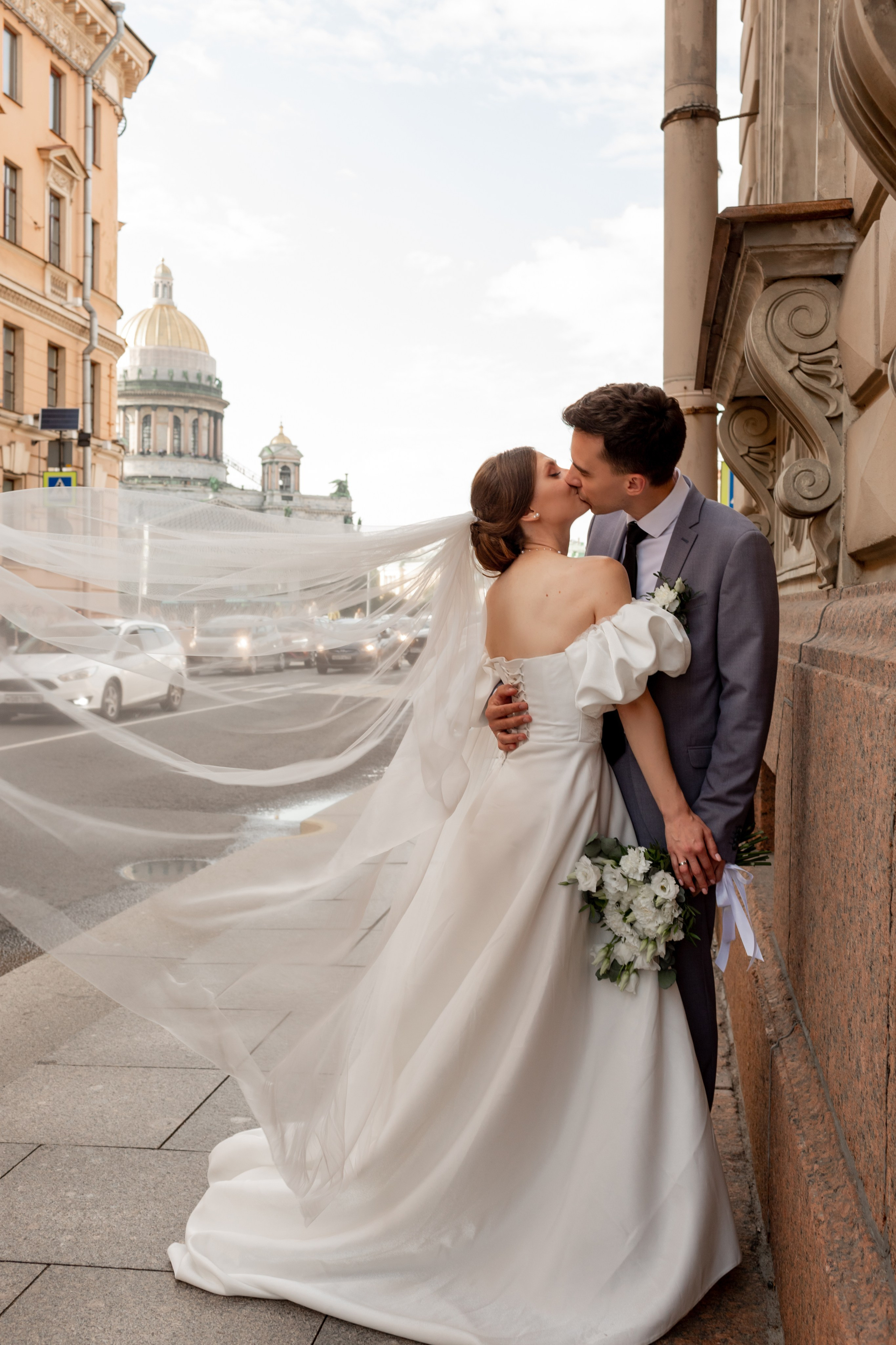 Свадебная фотопрогулка в Санкт-Петербурге. Свадебный фотограф Кирилл Белый