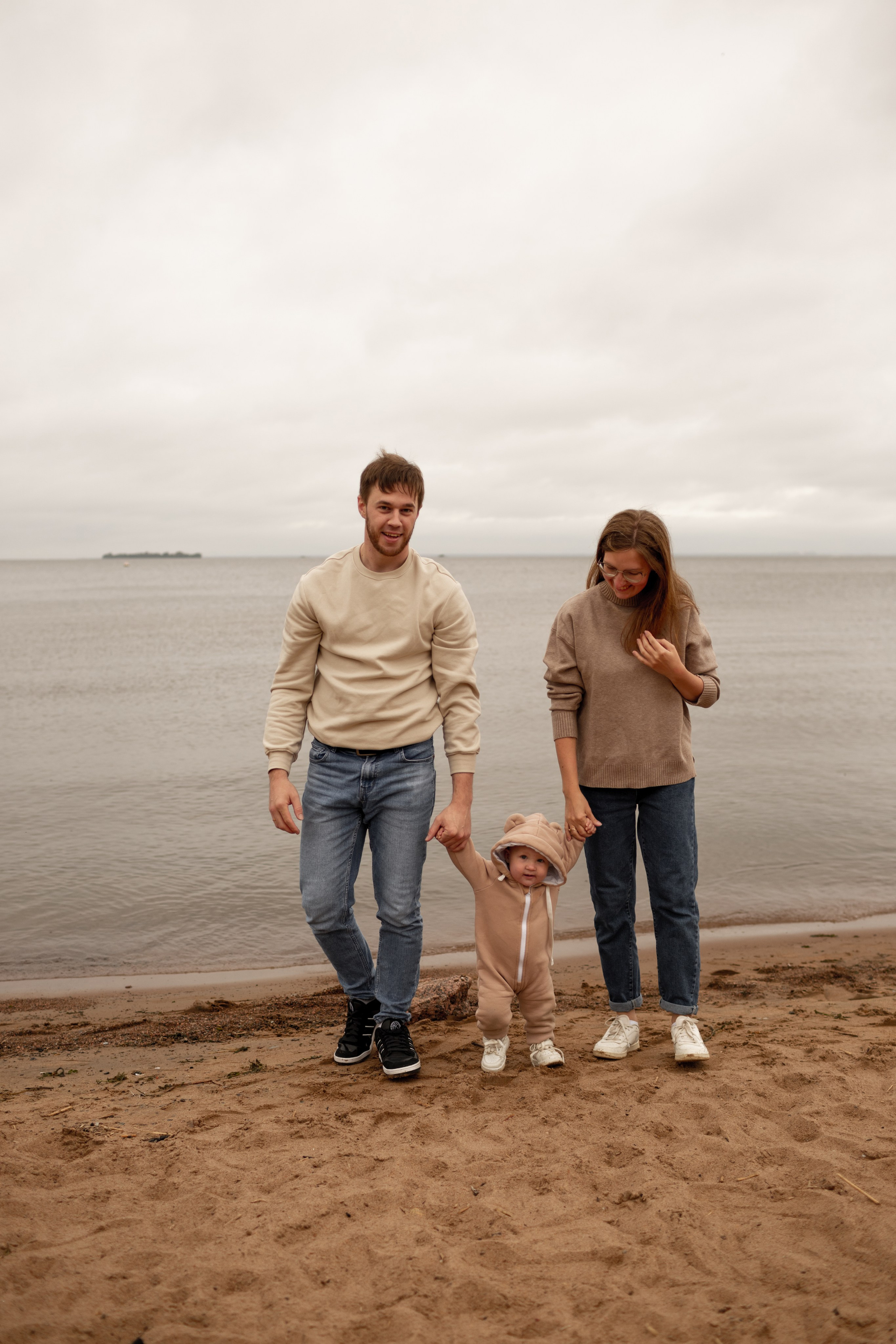 Семейная фотопрогулка на пляже. Свадебный фотограф Кирилл Белый