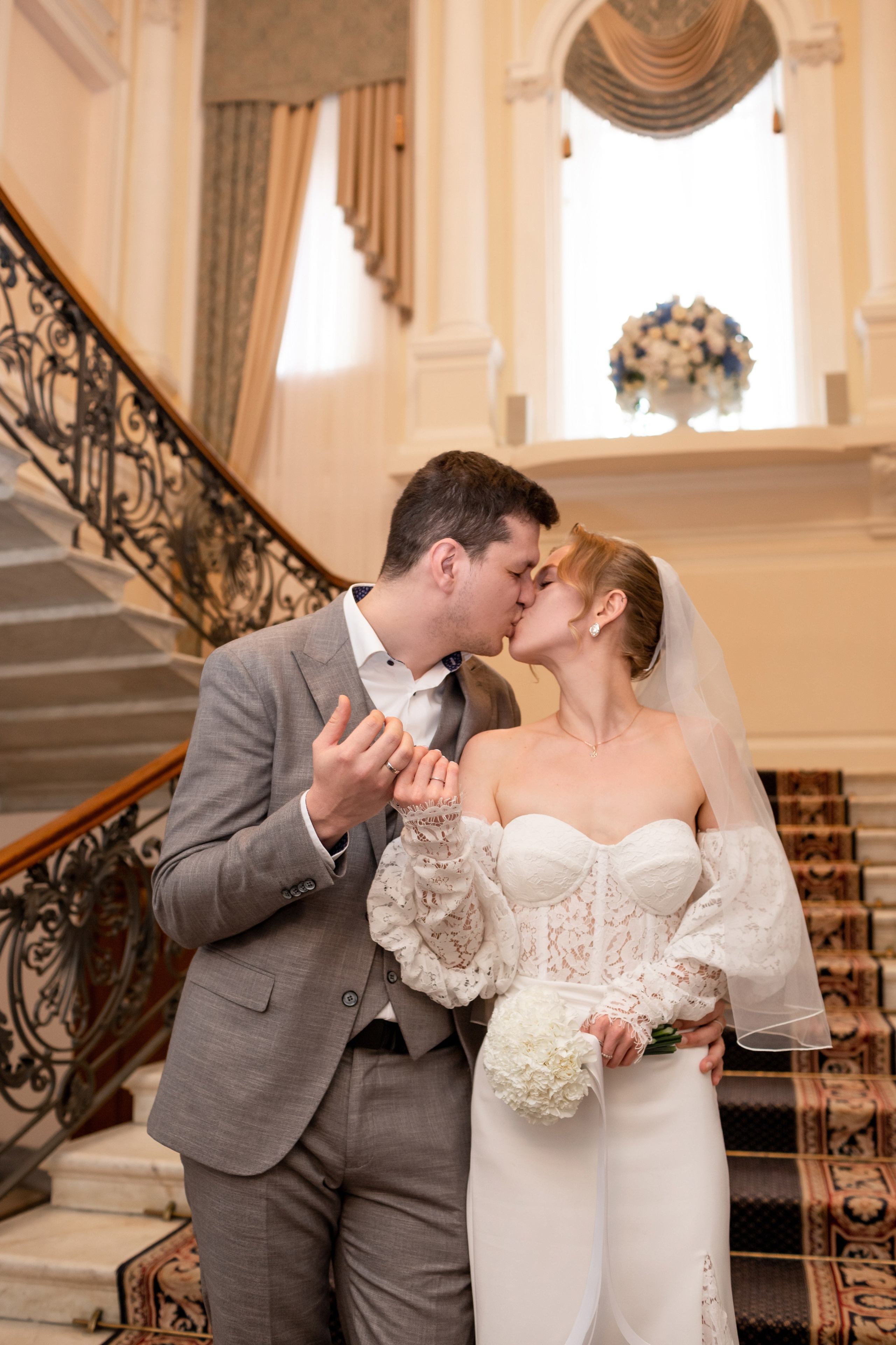 Фотосессия во дворце бракосочетания. Свадебный фотограф Кирилл Белый