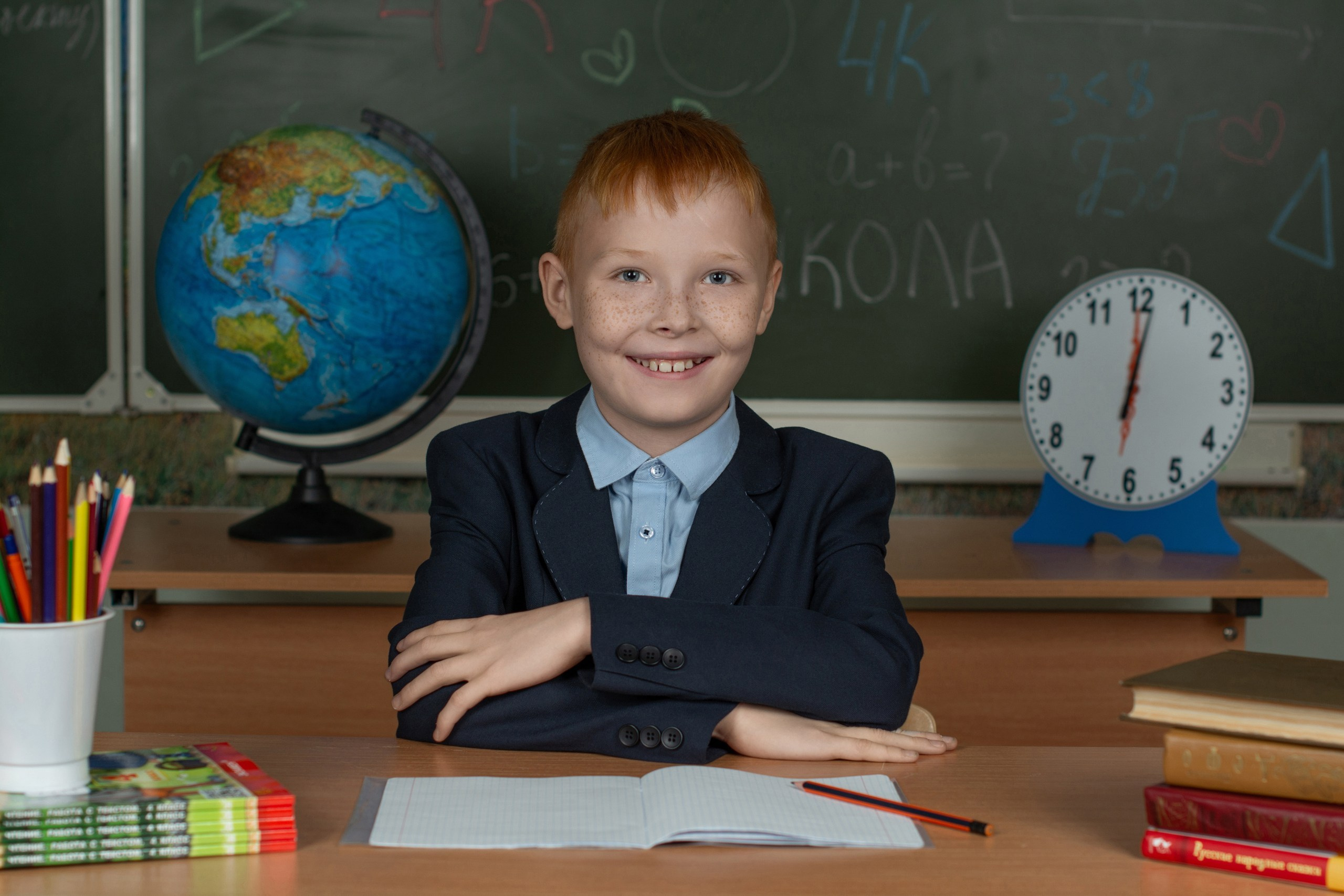 Рыженький четвероклассник счастливый и улыбчивый парень.