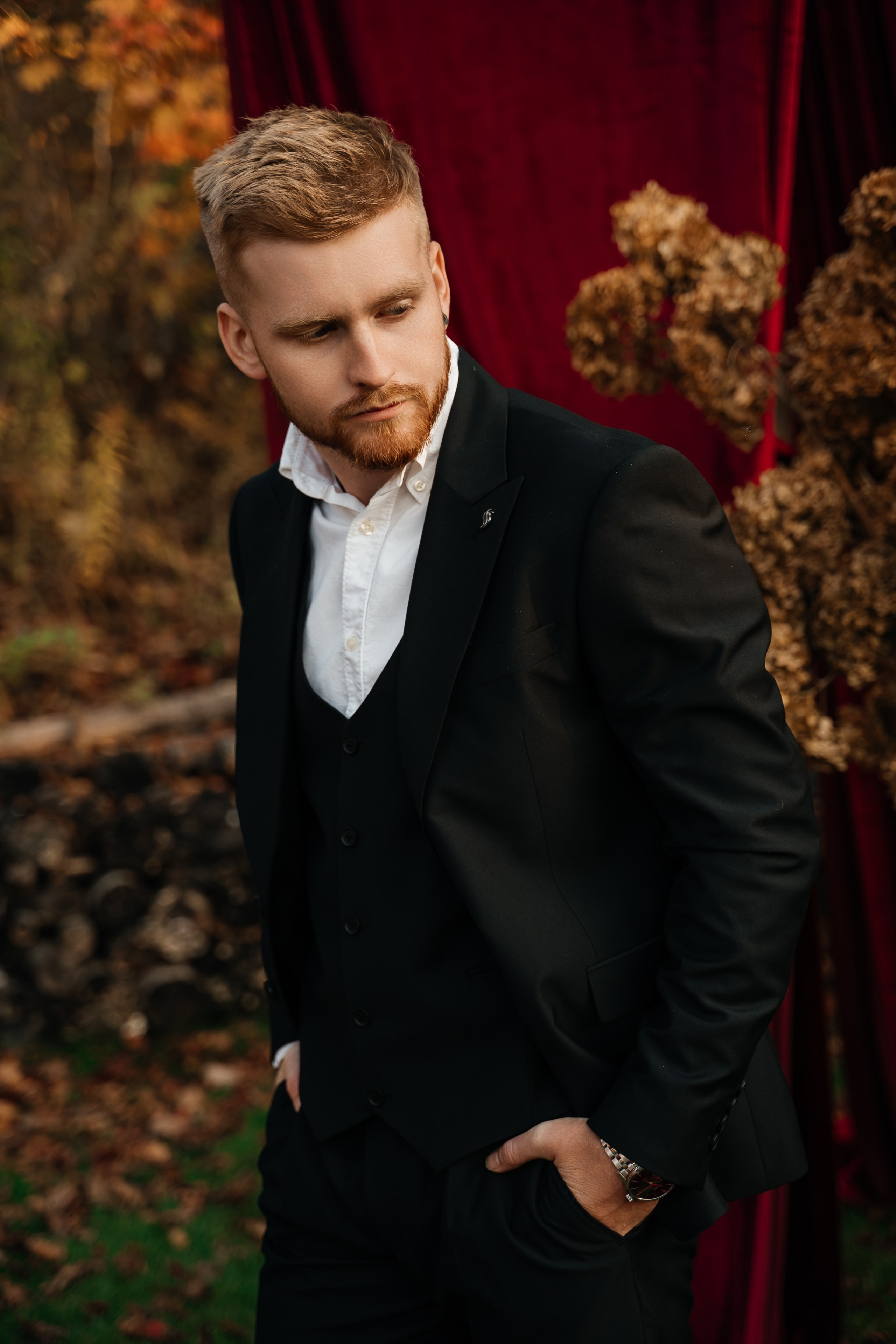 Свадебная церемония на фотозоне из красного бархата. Свадебный фотограф Елена Рякина