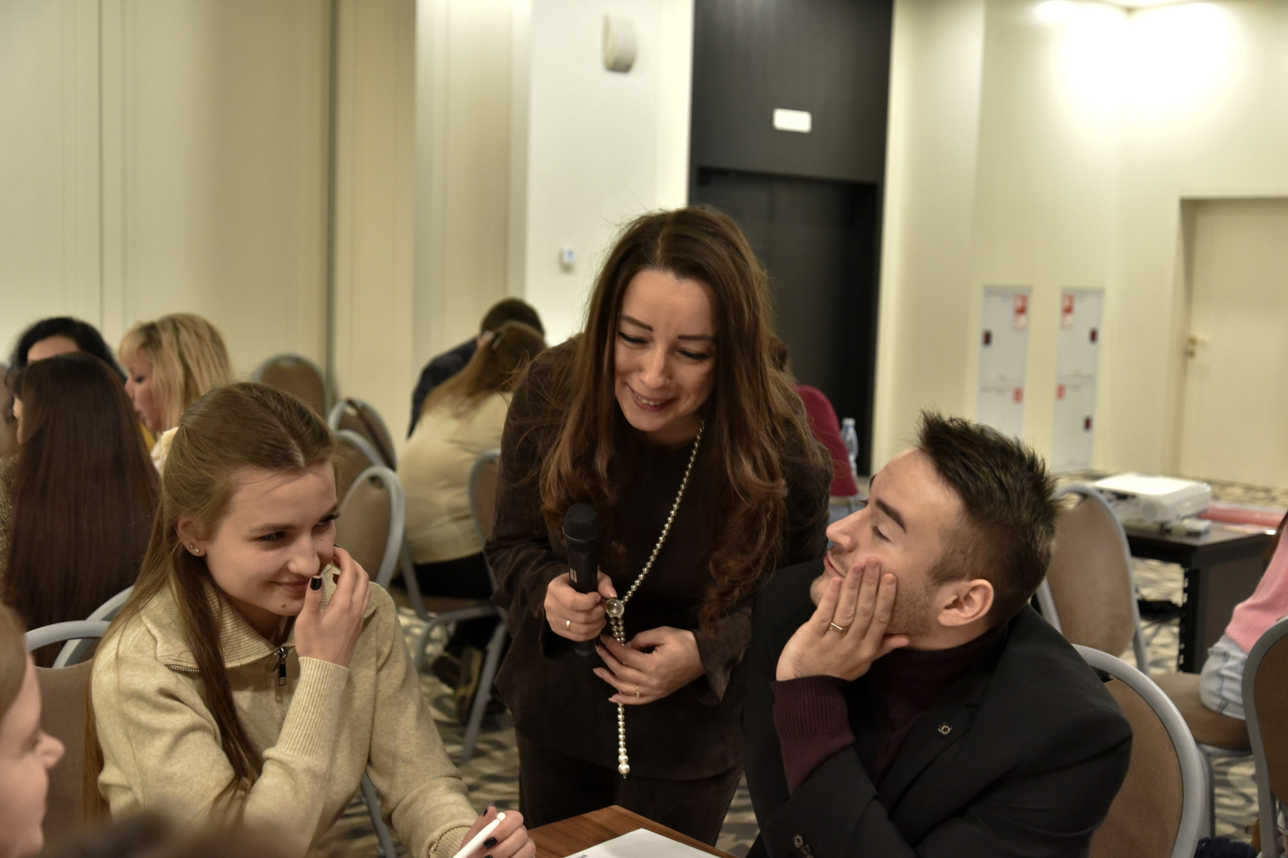 Репортаж с конференции.Спикер общается с участниками