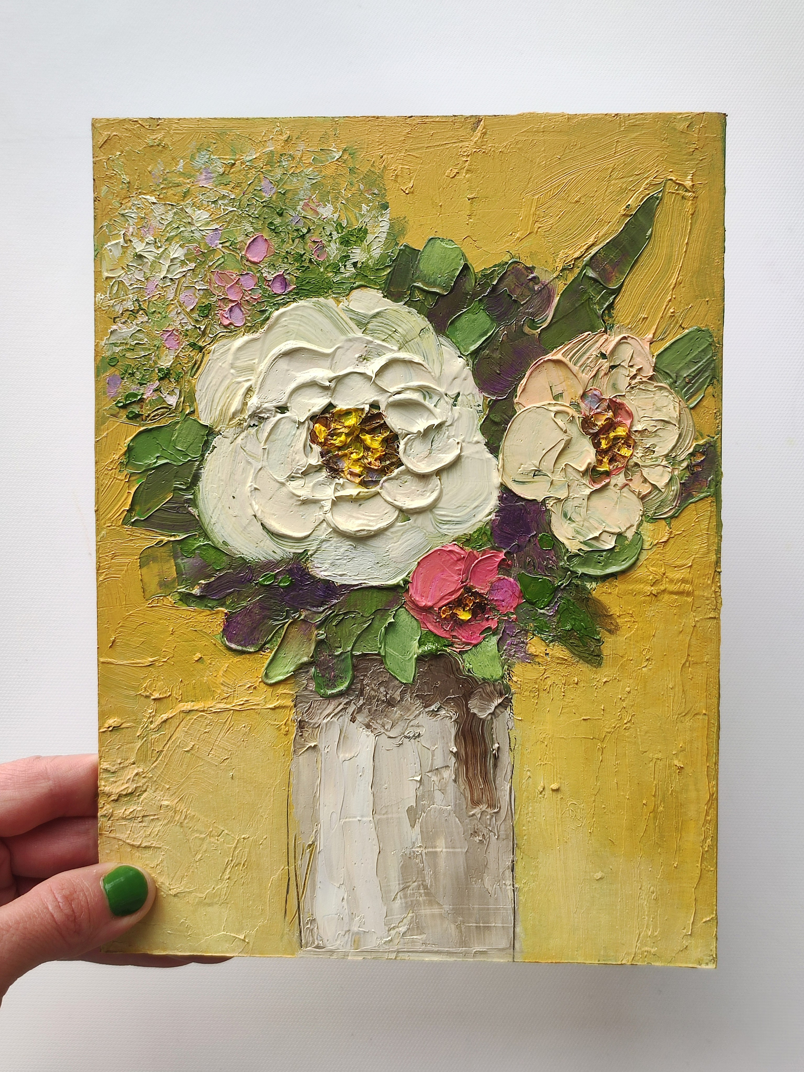 Авторская картина маслом с букетом цветов на жёлто-зелёном фоне.