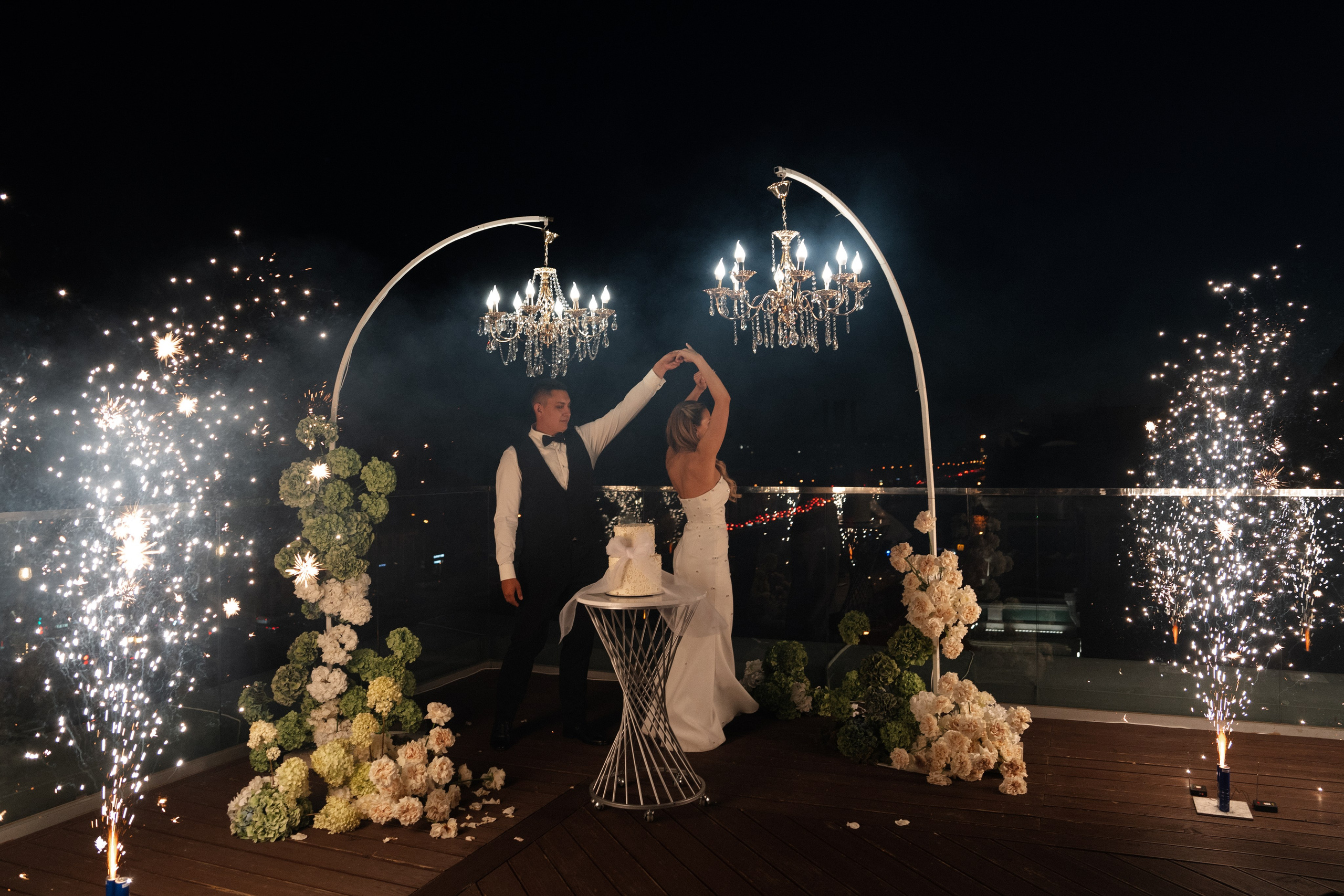 Виктория & Роман. Камерная городская свадьба в видовом ресторане в стиле современная классика. Свадебный фотограф организатор в Санкт-Петербурге Ассоль Опарина