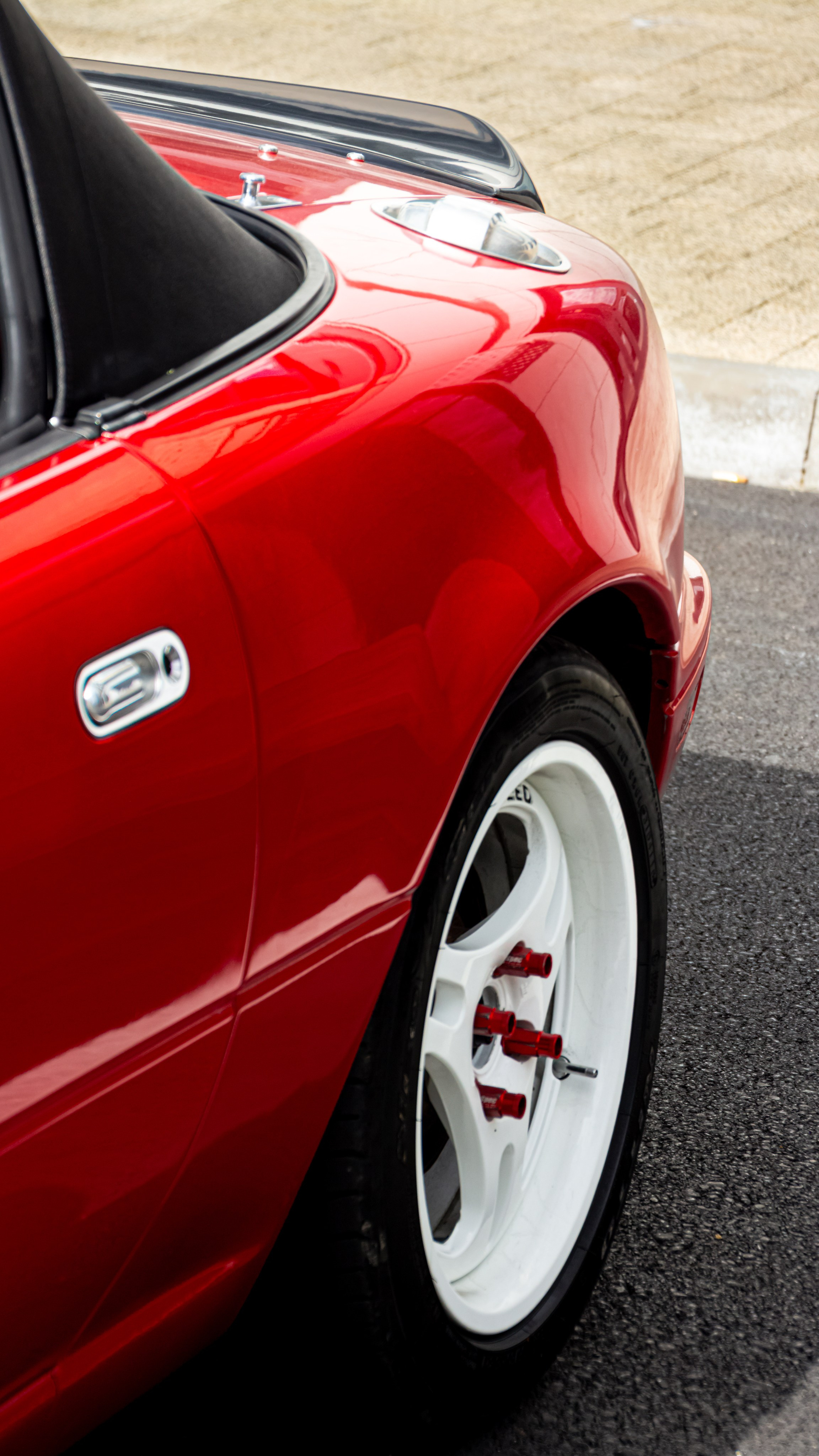 Фото Mazda MX-5 Miata (Eunos Roadster) NA: красный родстер