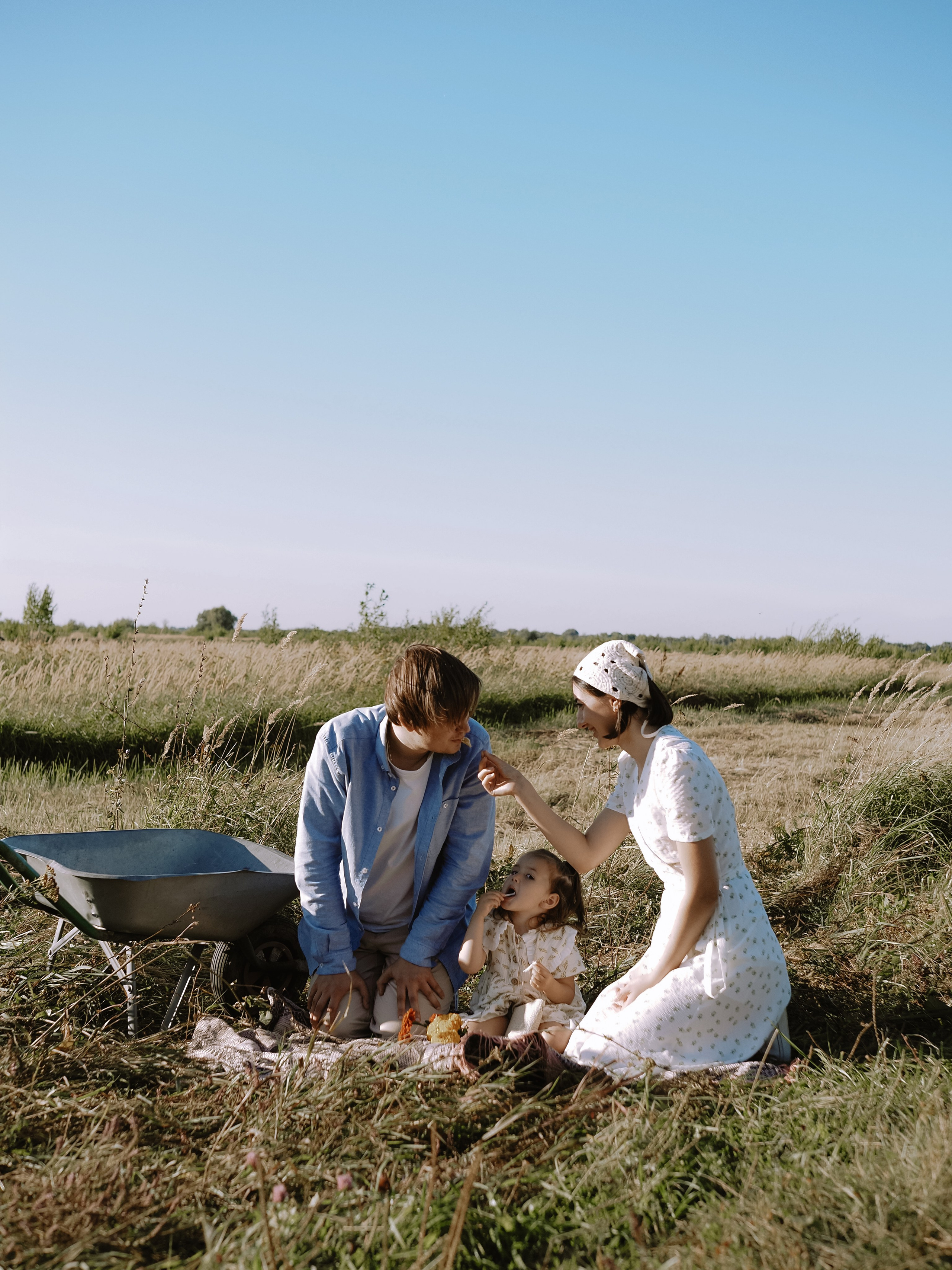 Гоняться по полю на тачке с мамой и папой. Обижаться. Смеяться. Фотограф Рязань. Семейный Свадебный фотограф