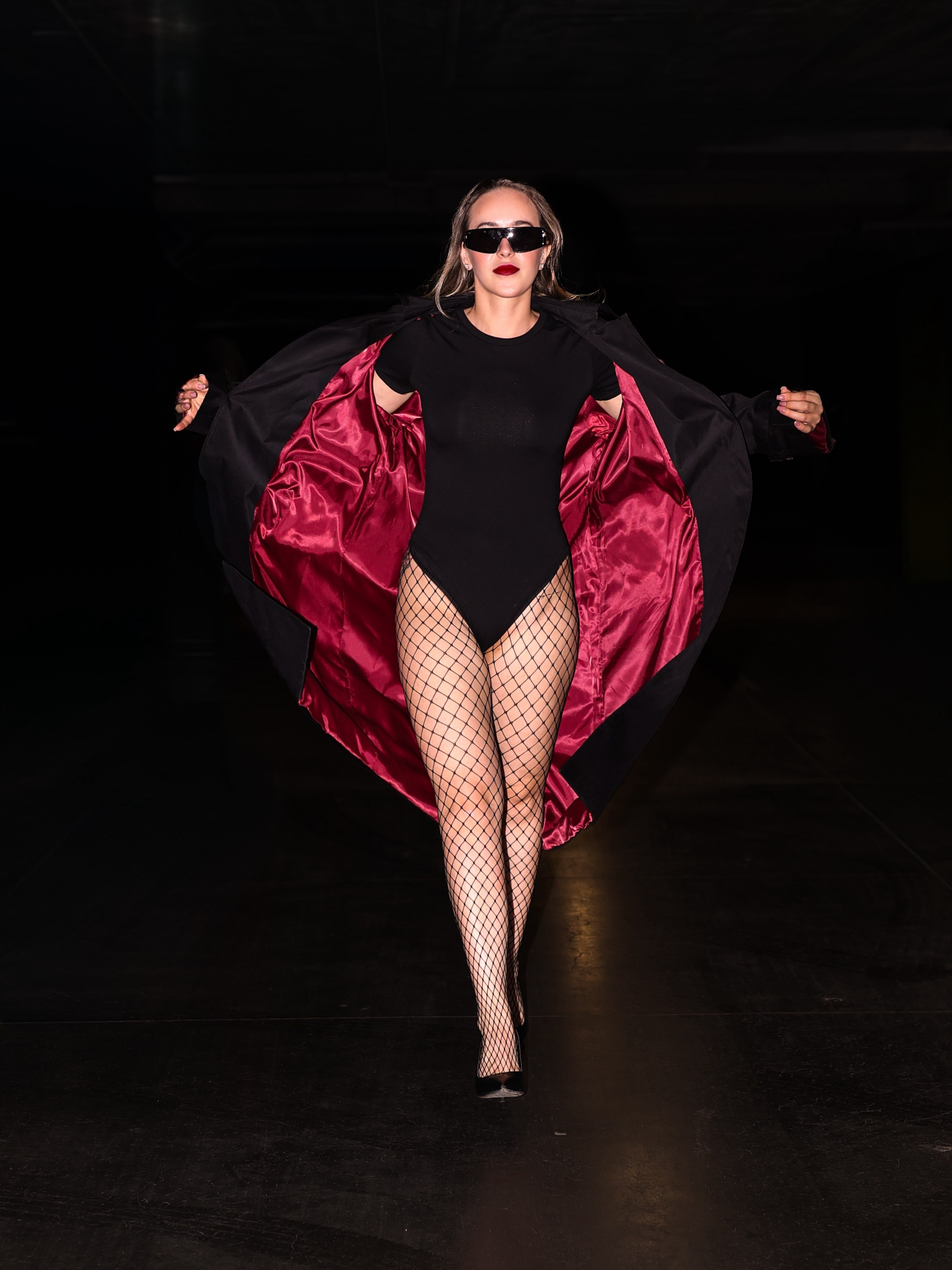 Майя на парковке. Фотограф ANNA GEREIHAN