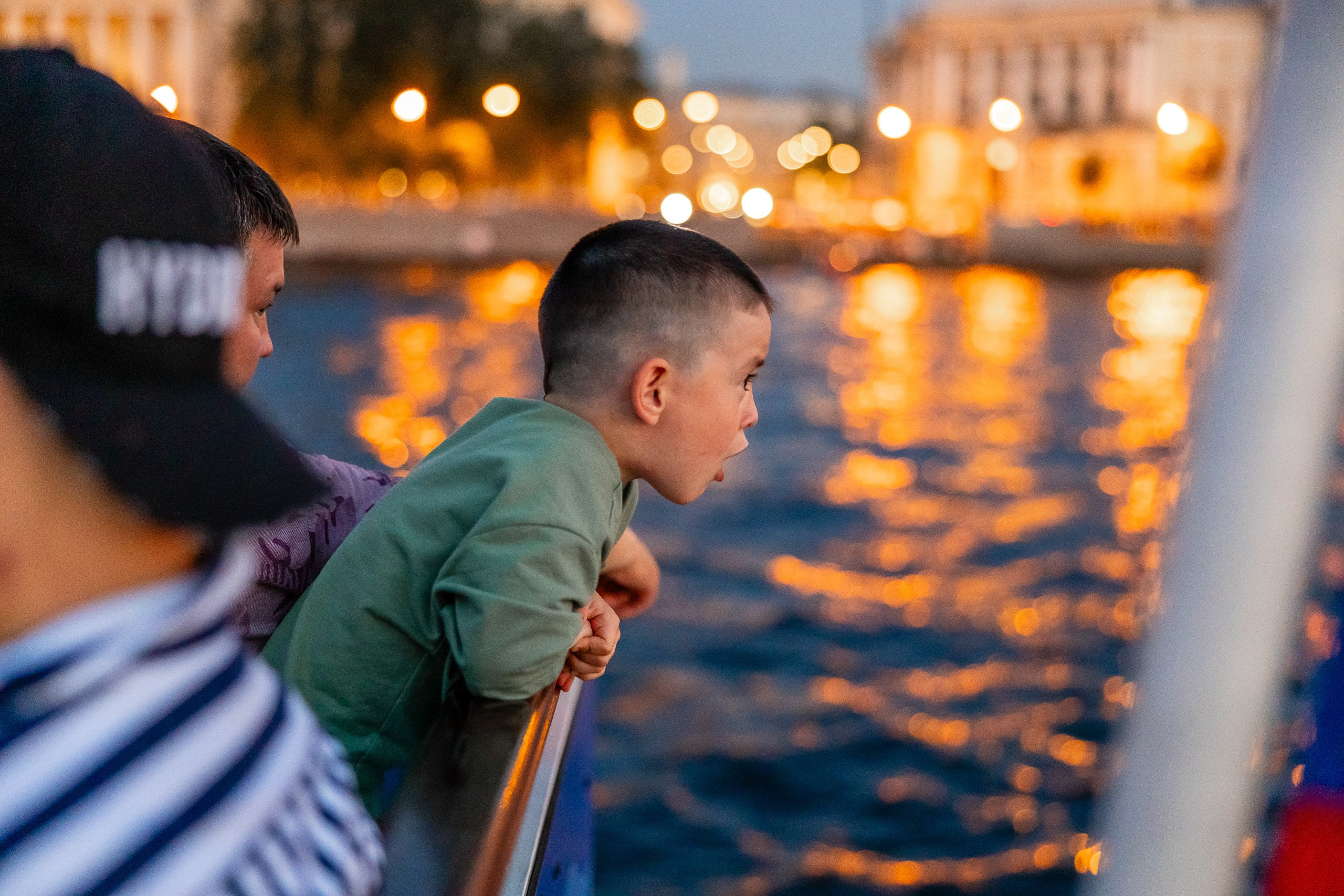 Эмоции мальчика на вечерней экскурсии по Неве на теплоходе