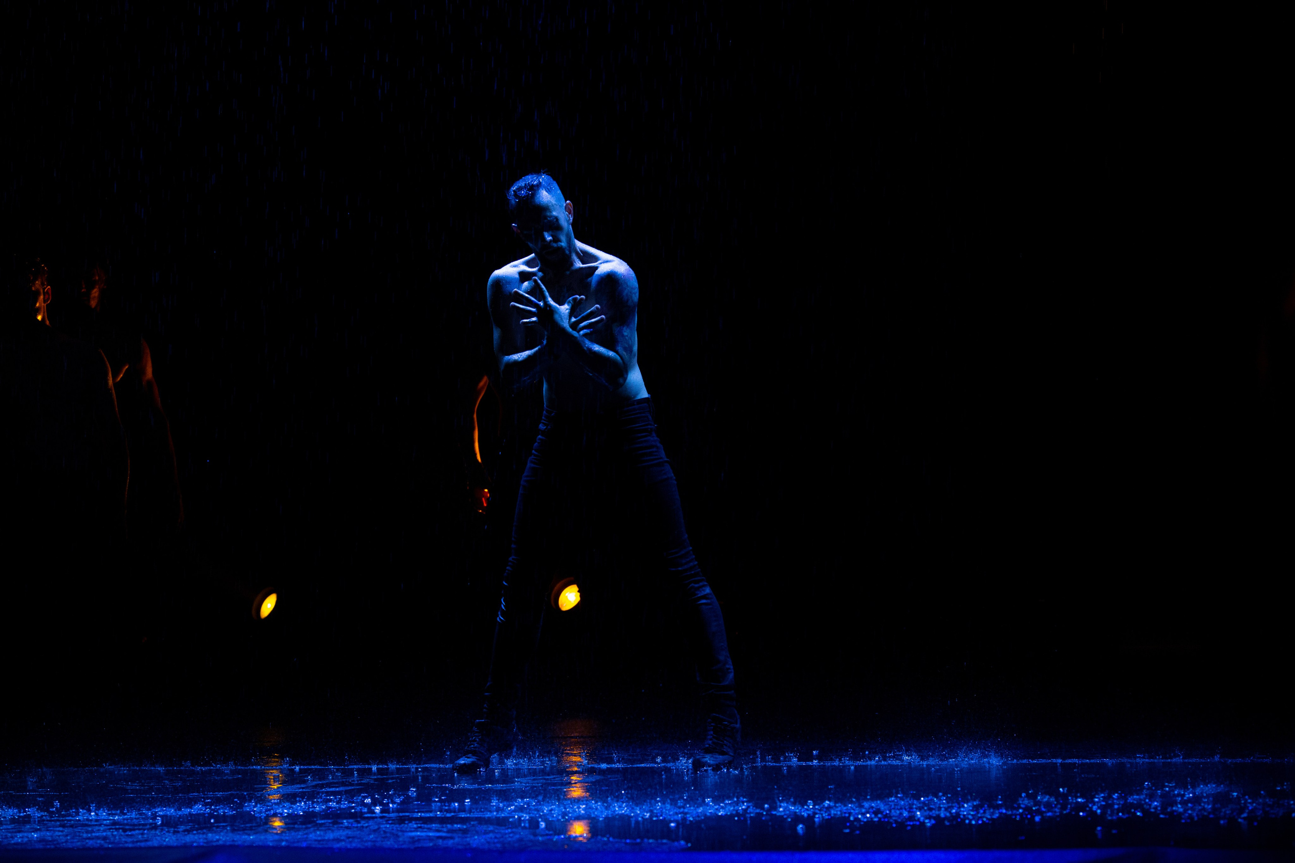 Искушение. Танец под дождём. Фотограф Антонина Свешникова. ВЫПУСКНЫЕ ФОТОКНИГИ для детских садов и школ. Москва, Владимир