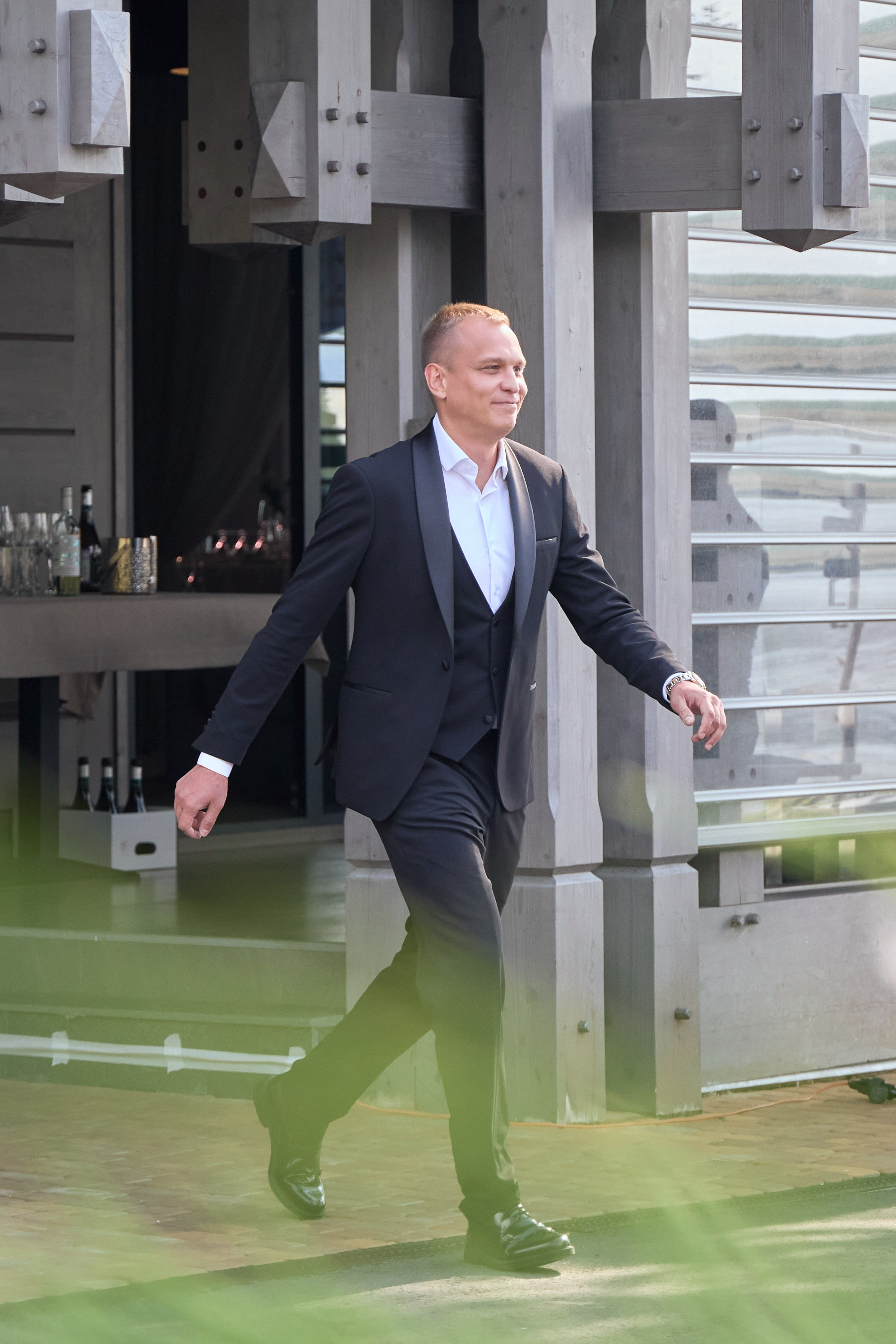 Фотосъемка жениха на выездной регистрации