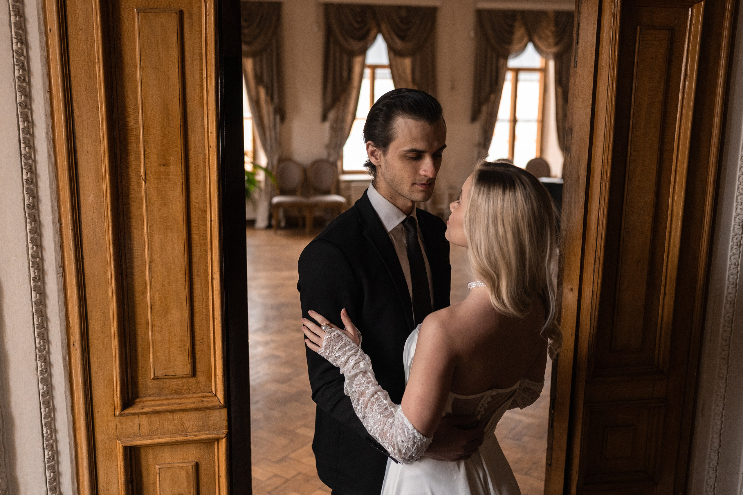 Свадебная фотосессия в Пушкинской библиотеке. Свадебный фотограф в Москве Анна Полушина