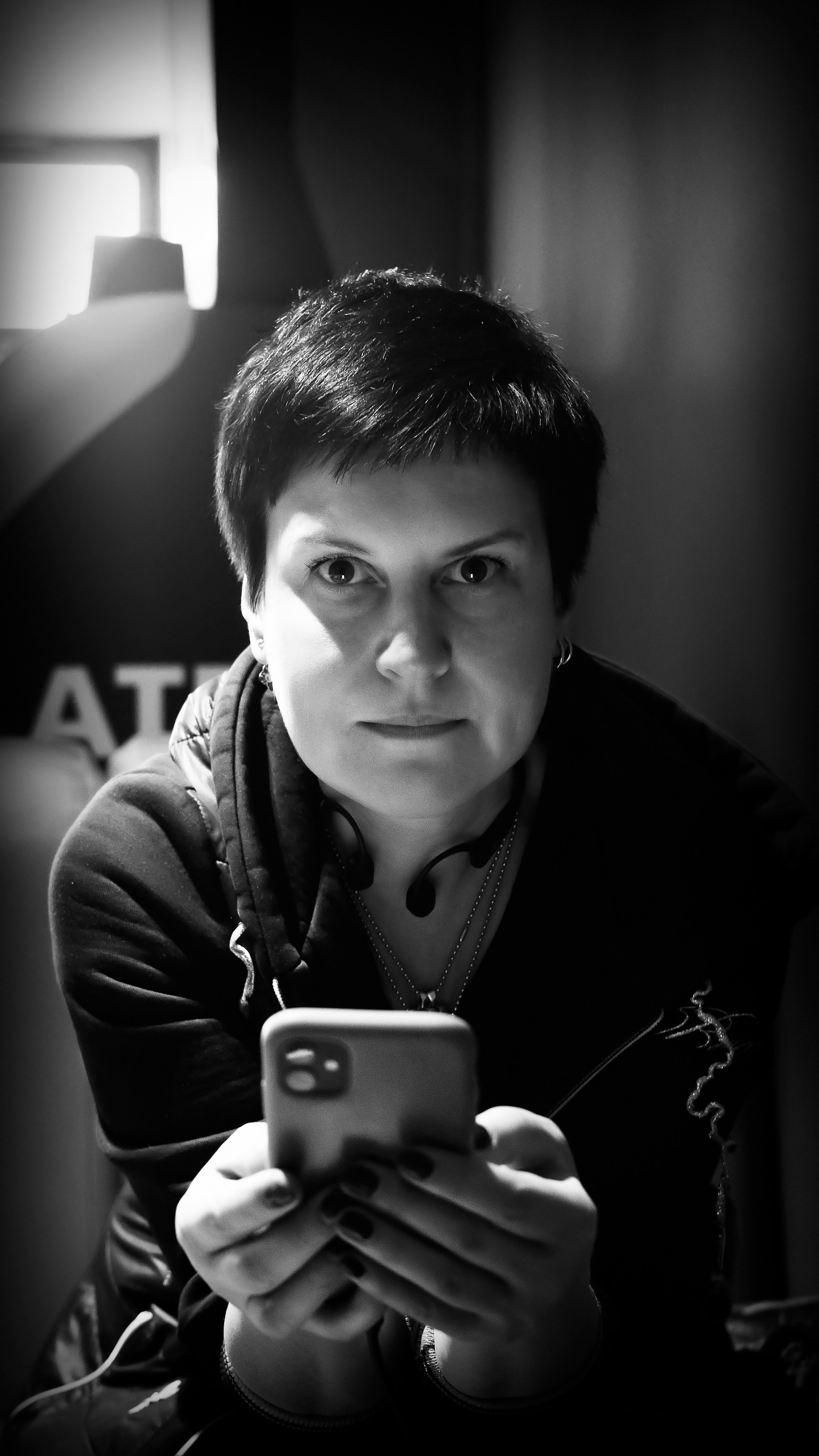 Красивая девушка с мобильным телефоном