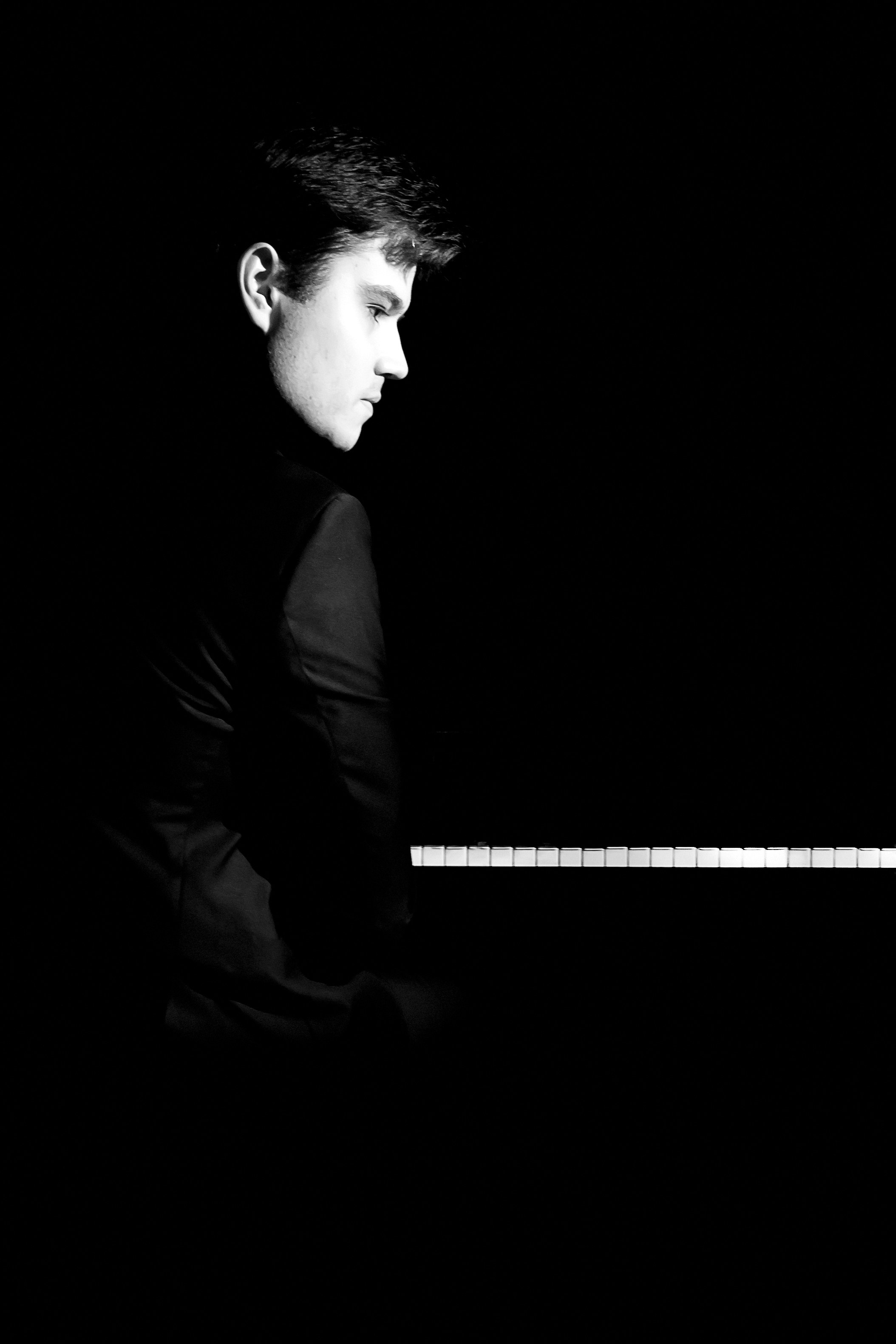 Портрет музыканта и композитора у рояля в низком ключе