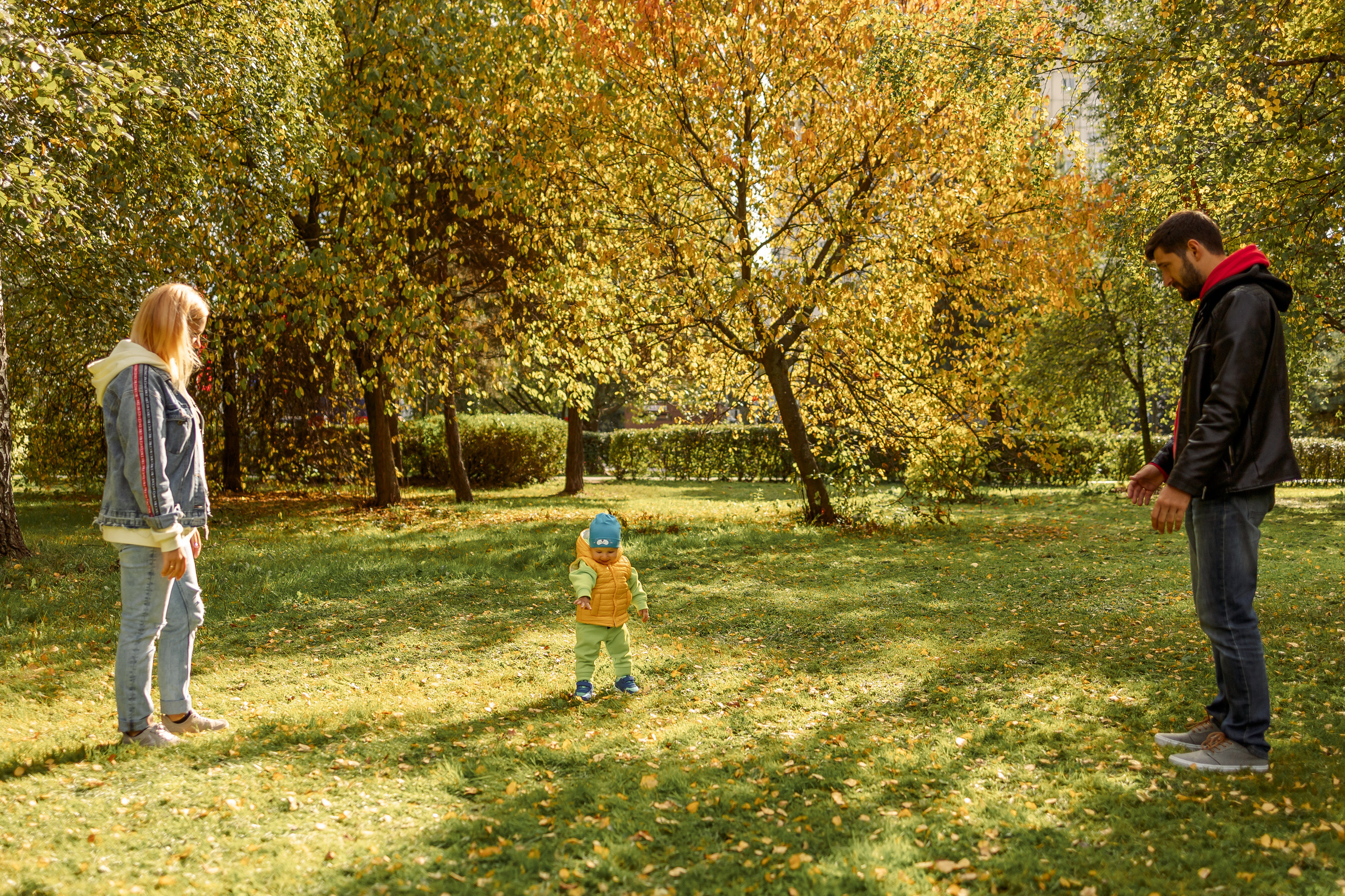 пап мама и сын играют в парке