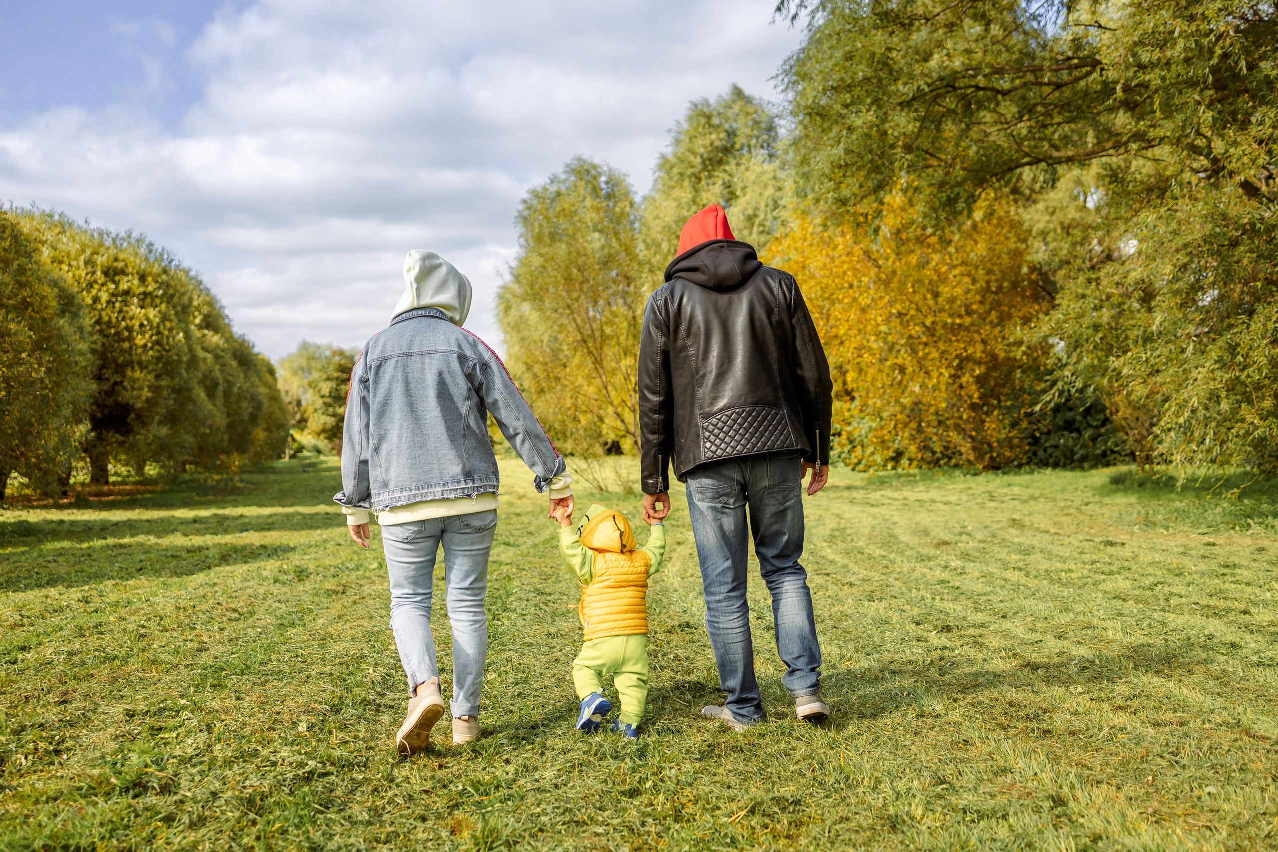 мама папа и малыш гуляют в парке