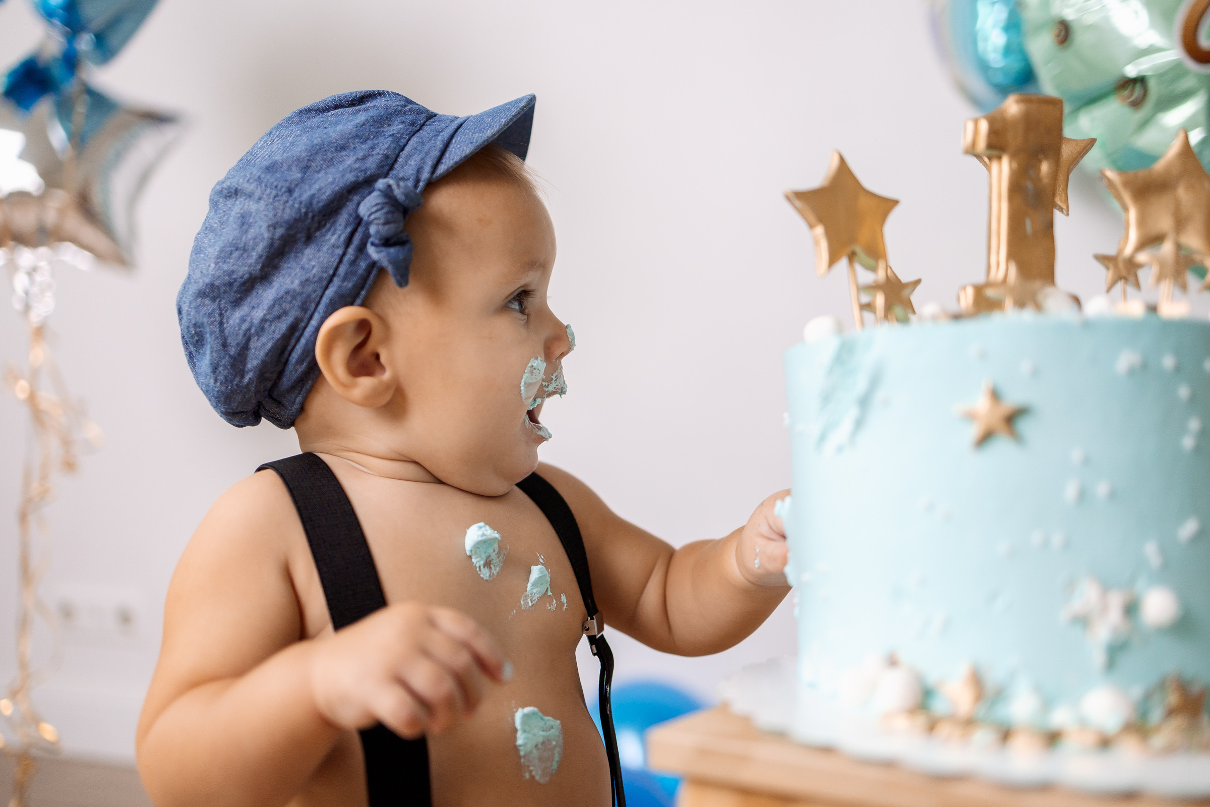 малыш и тортик