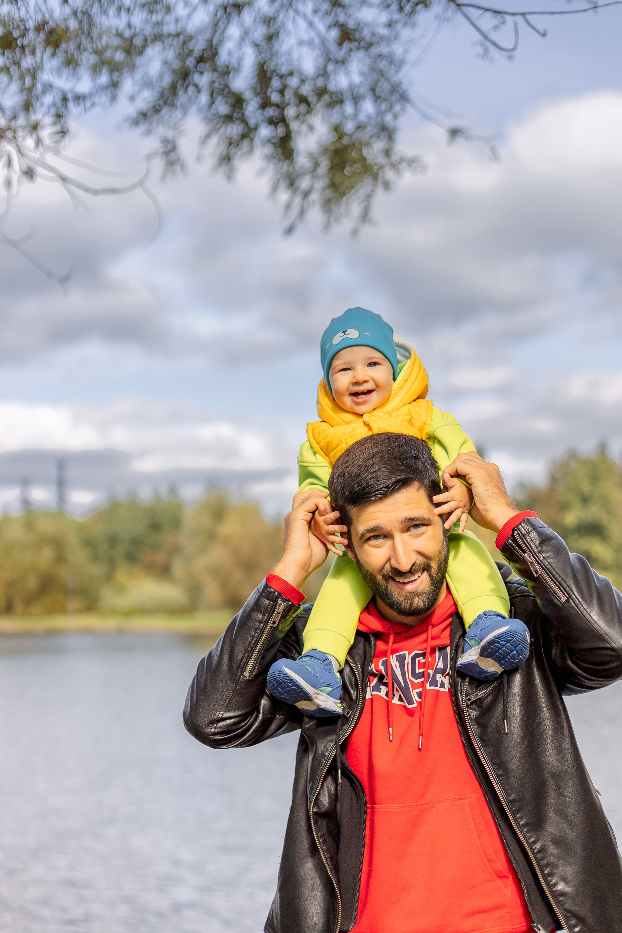 сын у папы на плечах радуется