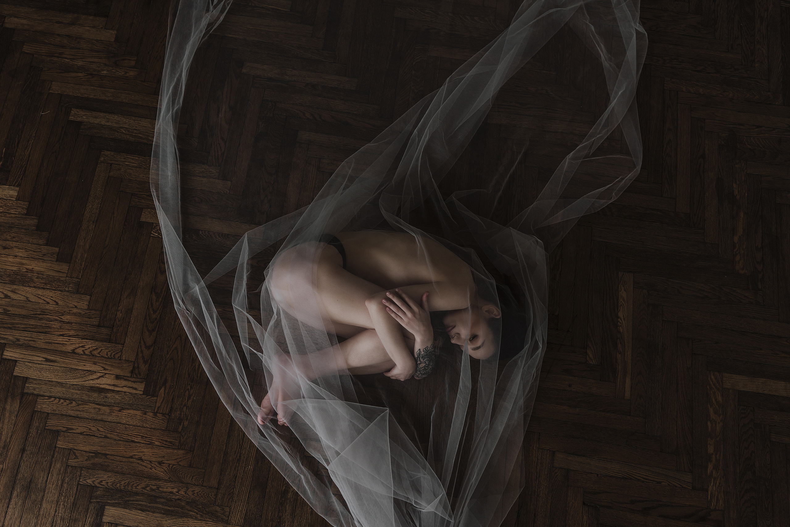 Эстетическая фотография голой девушки на полу.
