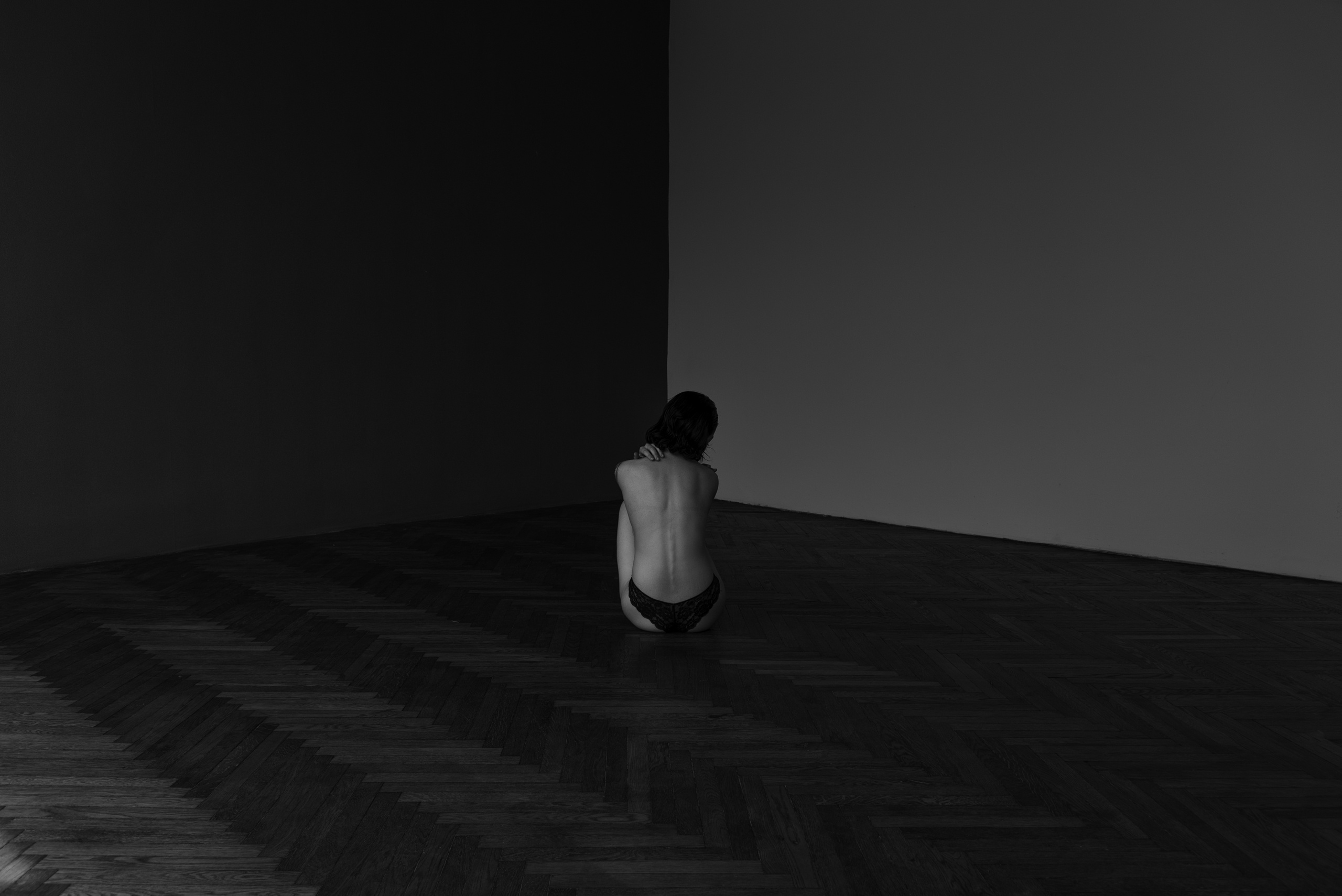 Черно-белая фотография с голой спиной.