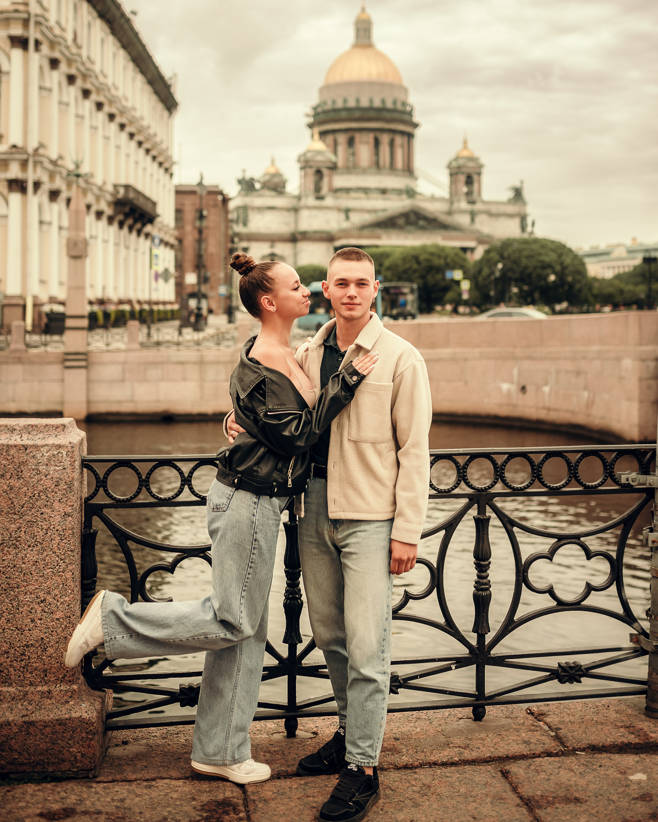 Вика и Никита, летняя фотосессия на Исаакиевской площади. Фотограф в Санкт- Петербурге Мария Золотарь