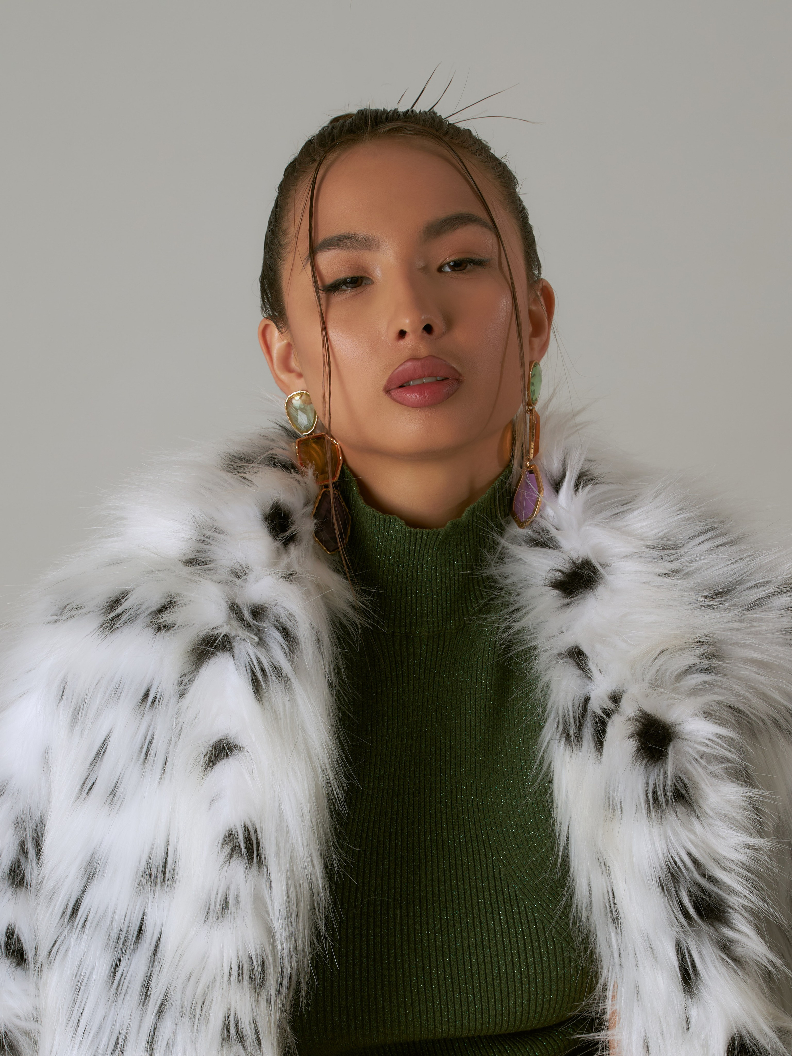 Крупный портрет девушки азиатской внешности - съёмка аксессуаров для бренда