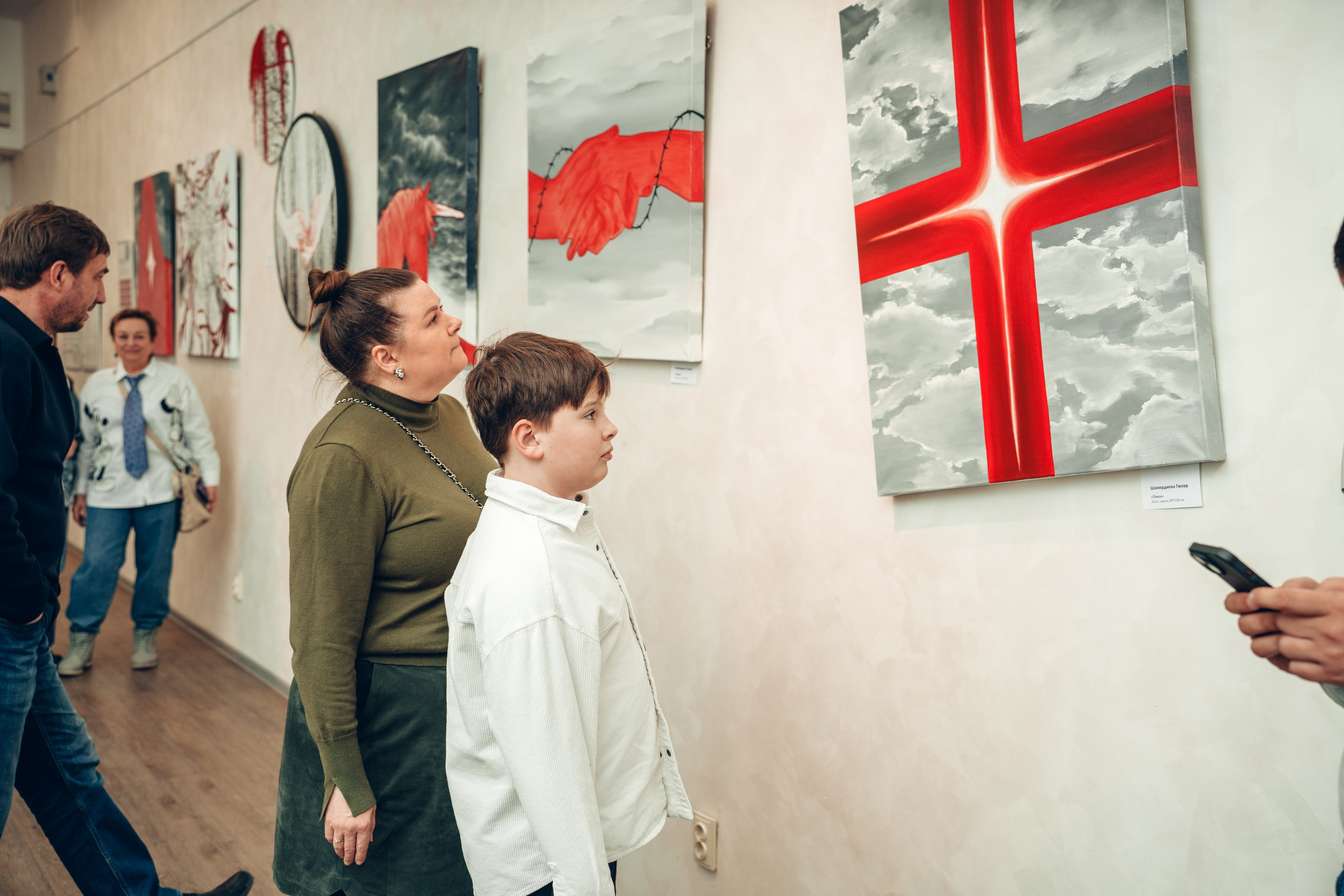 Открытие выставочного проекта «Я + Искусство = ЮГРА». Лайфстайл фотограф в Ханты-Мансийске Мария Шишкина