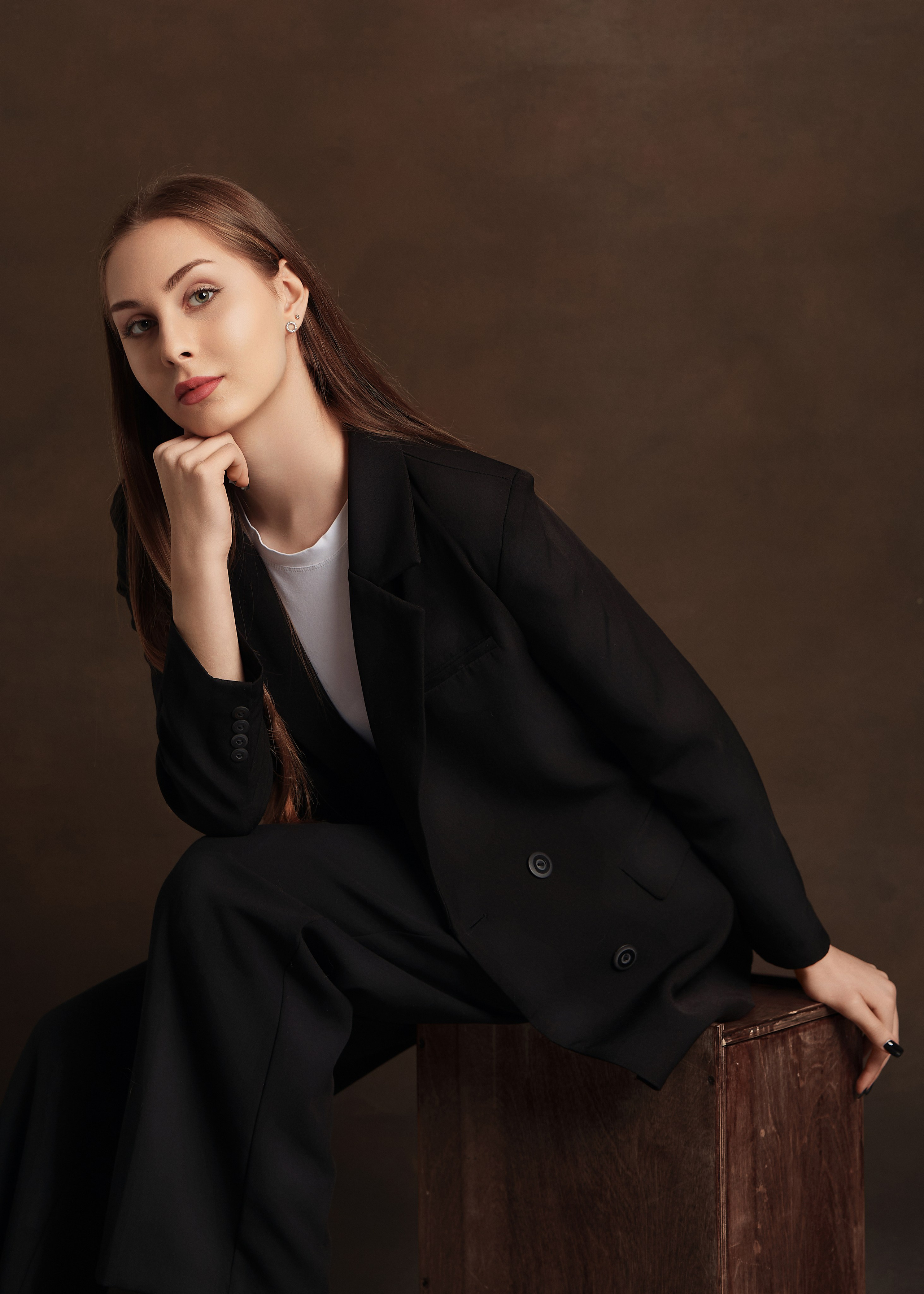 Портрет девушки в брючном костюме анфас