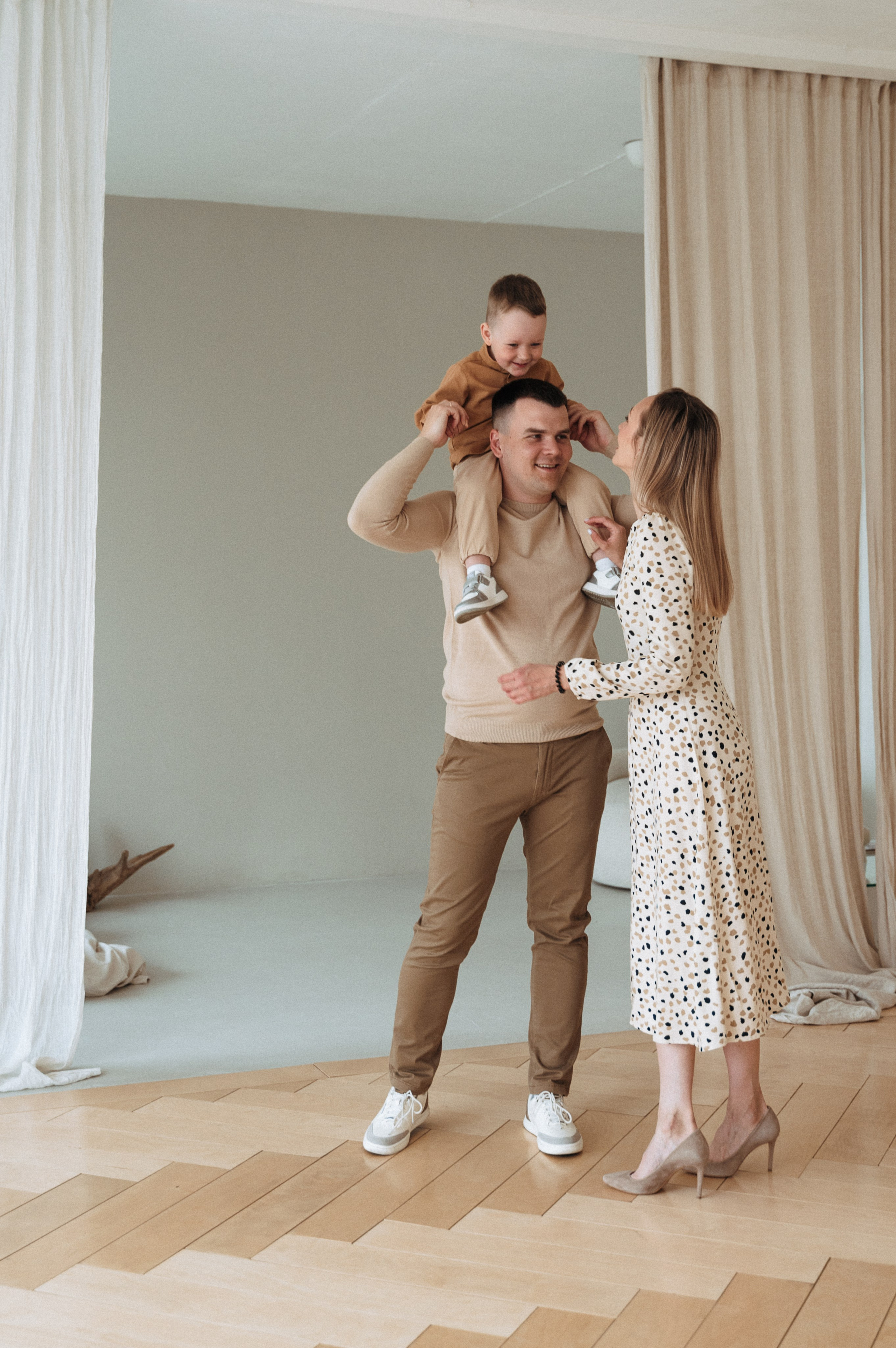 Семейный фотограф в Екатеринбурге Мария Чахеева - семейная фотосессия в уютной фотостудии