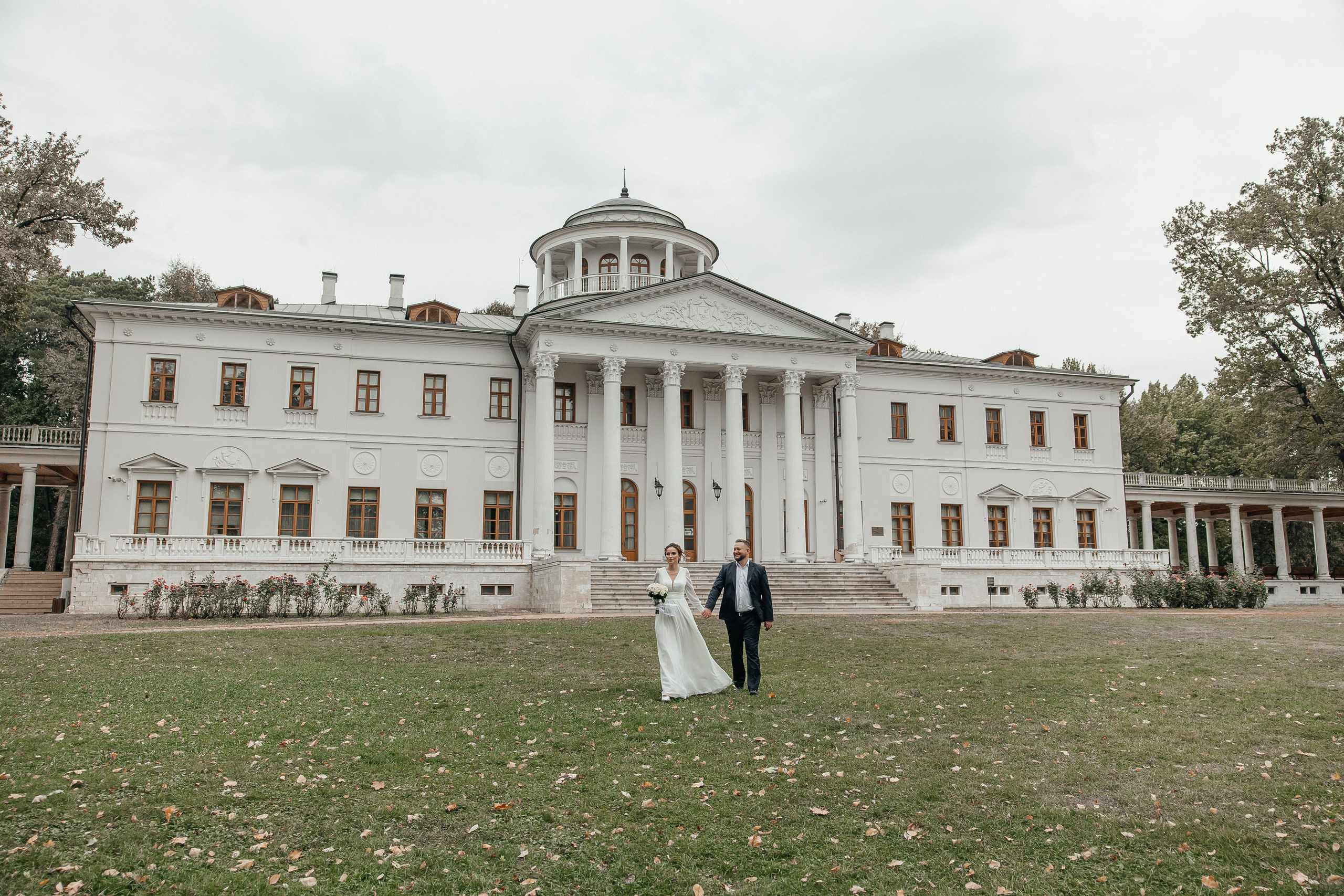 Свадебная фотосессия в Усадьбе Остафьево. Свадебный фотограф в Москве Дарья Олендарёва