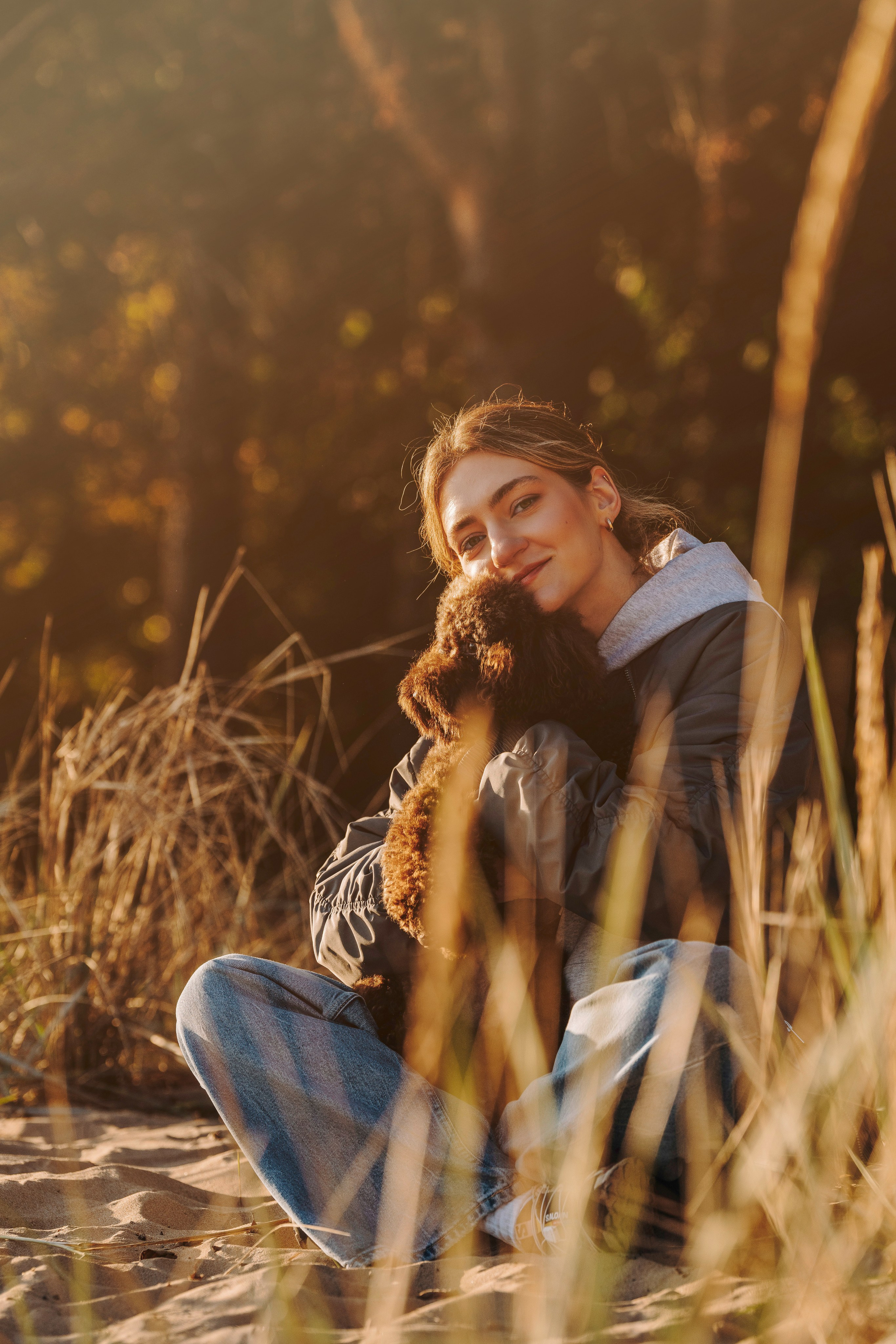 Фотосессия девушки с пуделем на пляже на закате. Фотограф анималист в Спб недорого Олеся Майорова