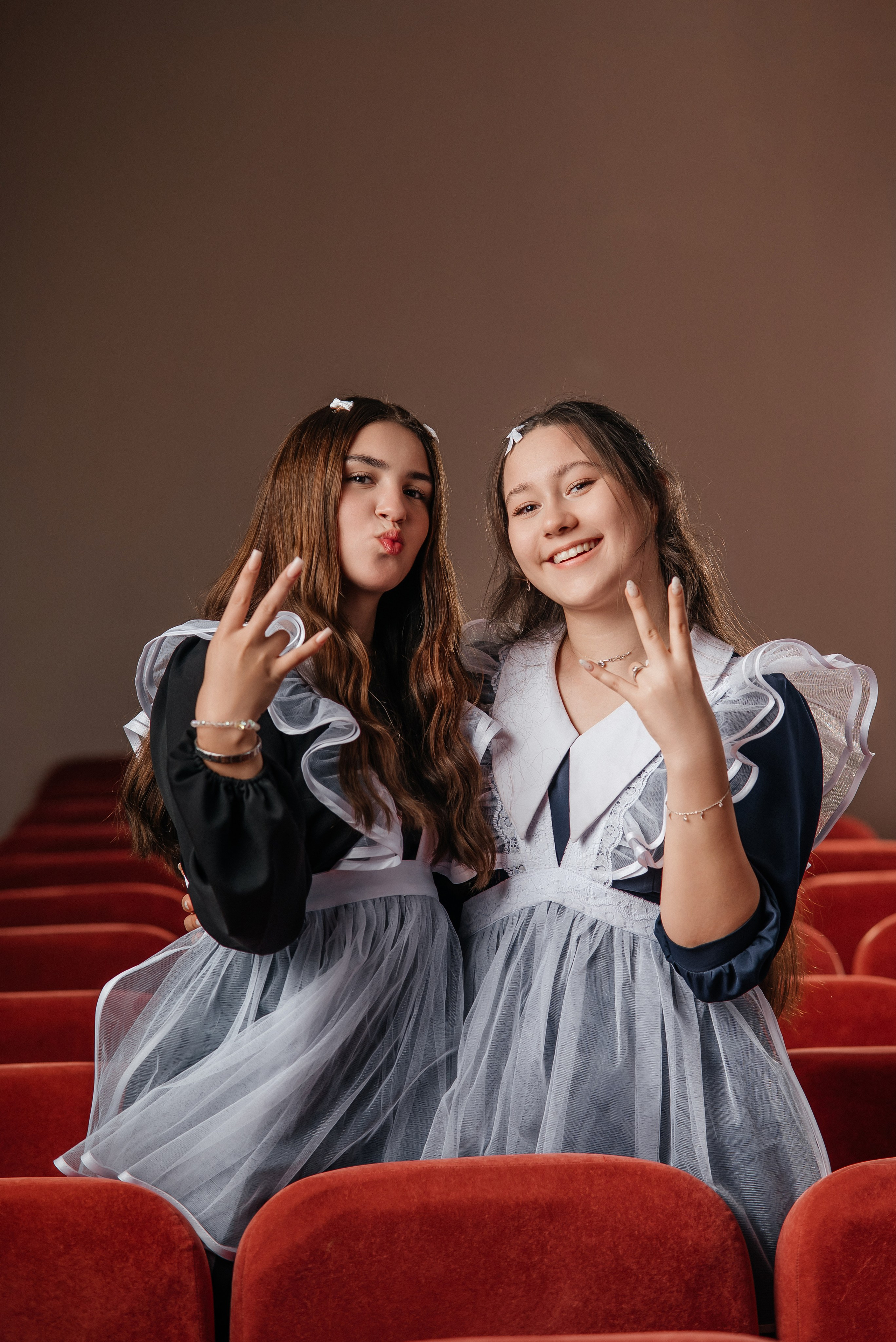 Классическая классика. Школьный фотограф в Валуйках. Фотосессии для выпускников и изготовление выпускных альбомов в городе Валуйки и в Белгородской области