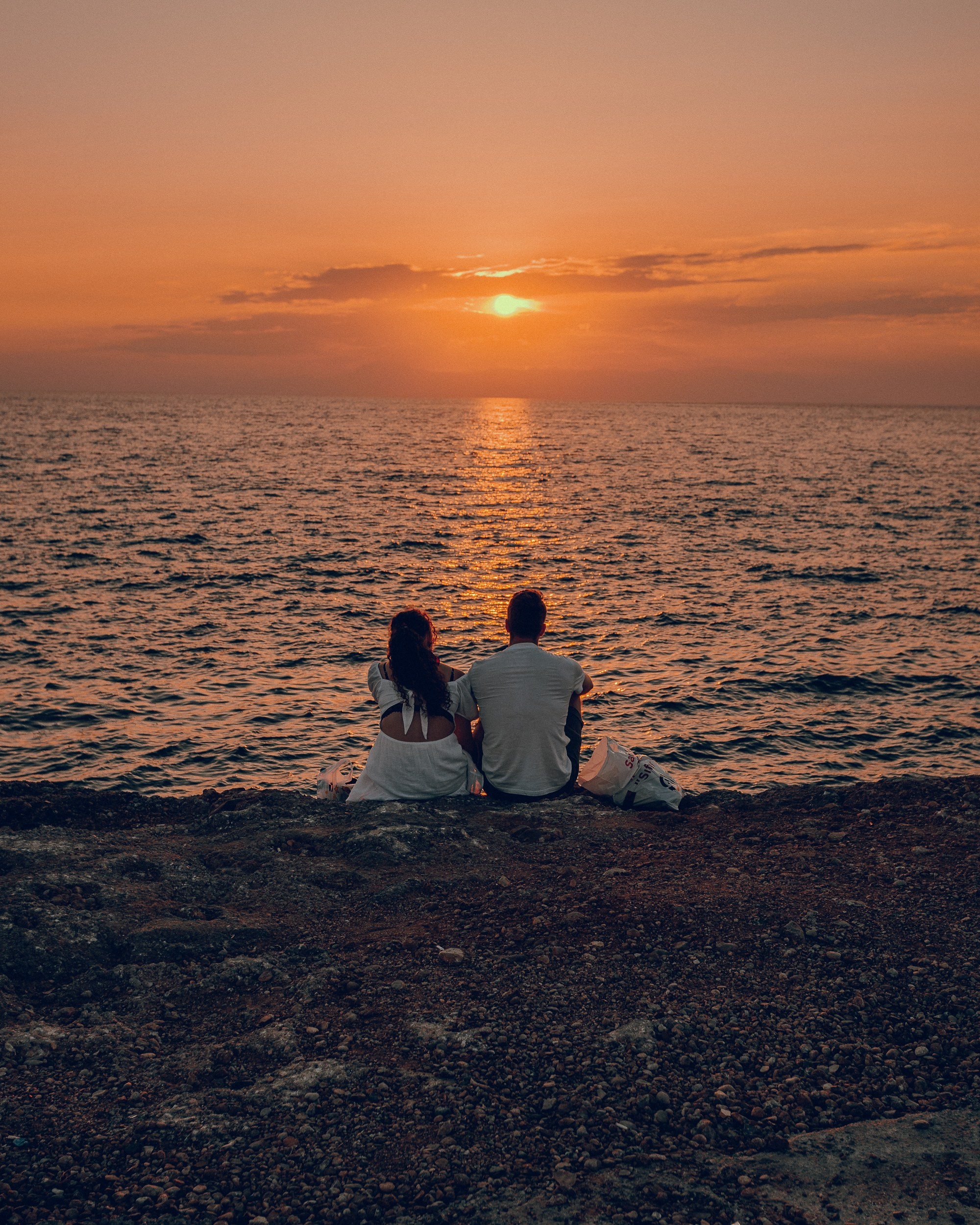 свидание на пляже закат влюбленная пара