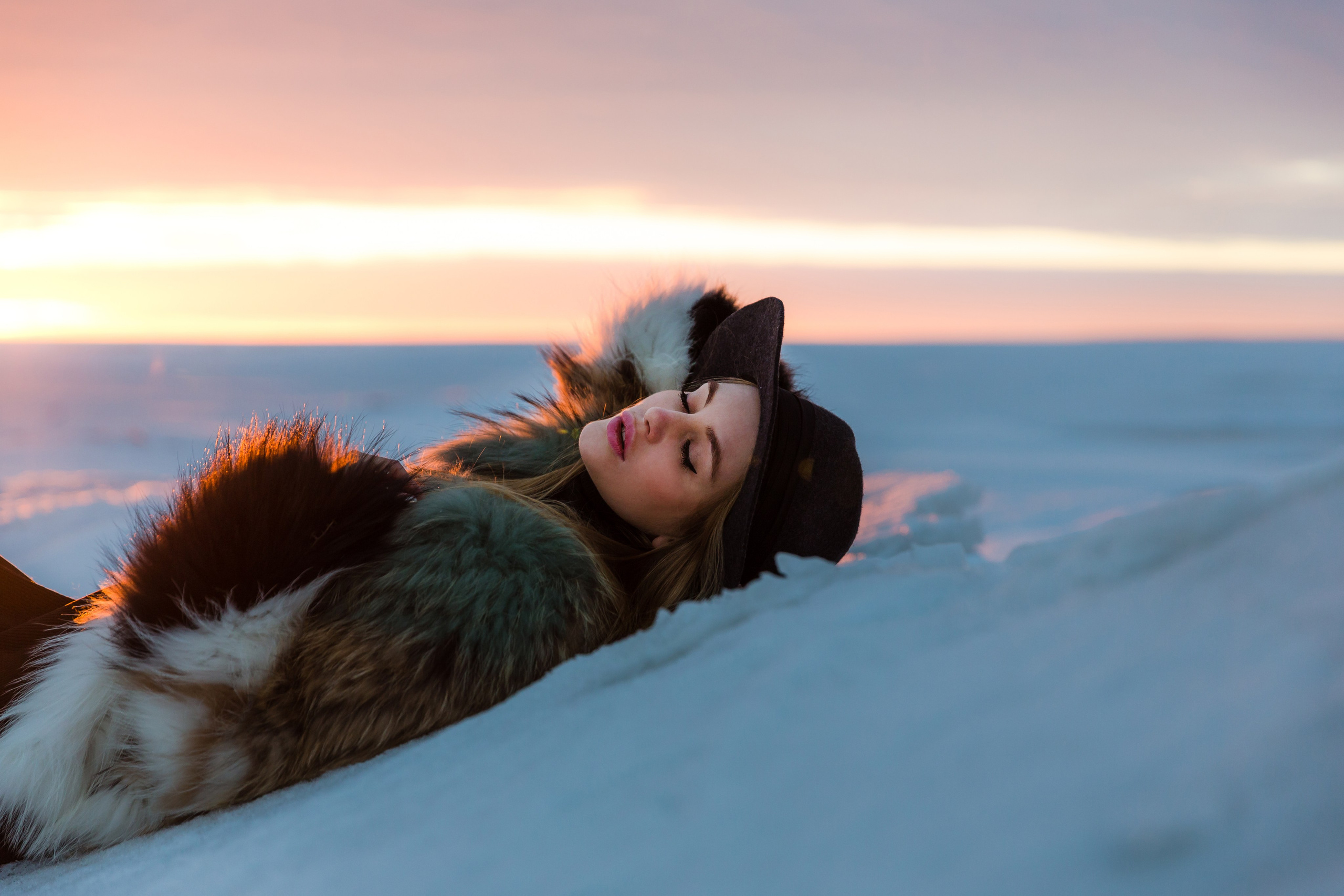 Девушка на берегу Финского залива на закате портрет