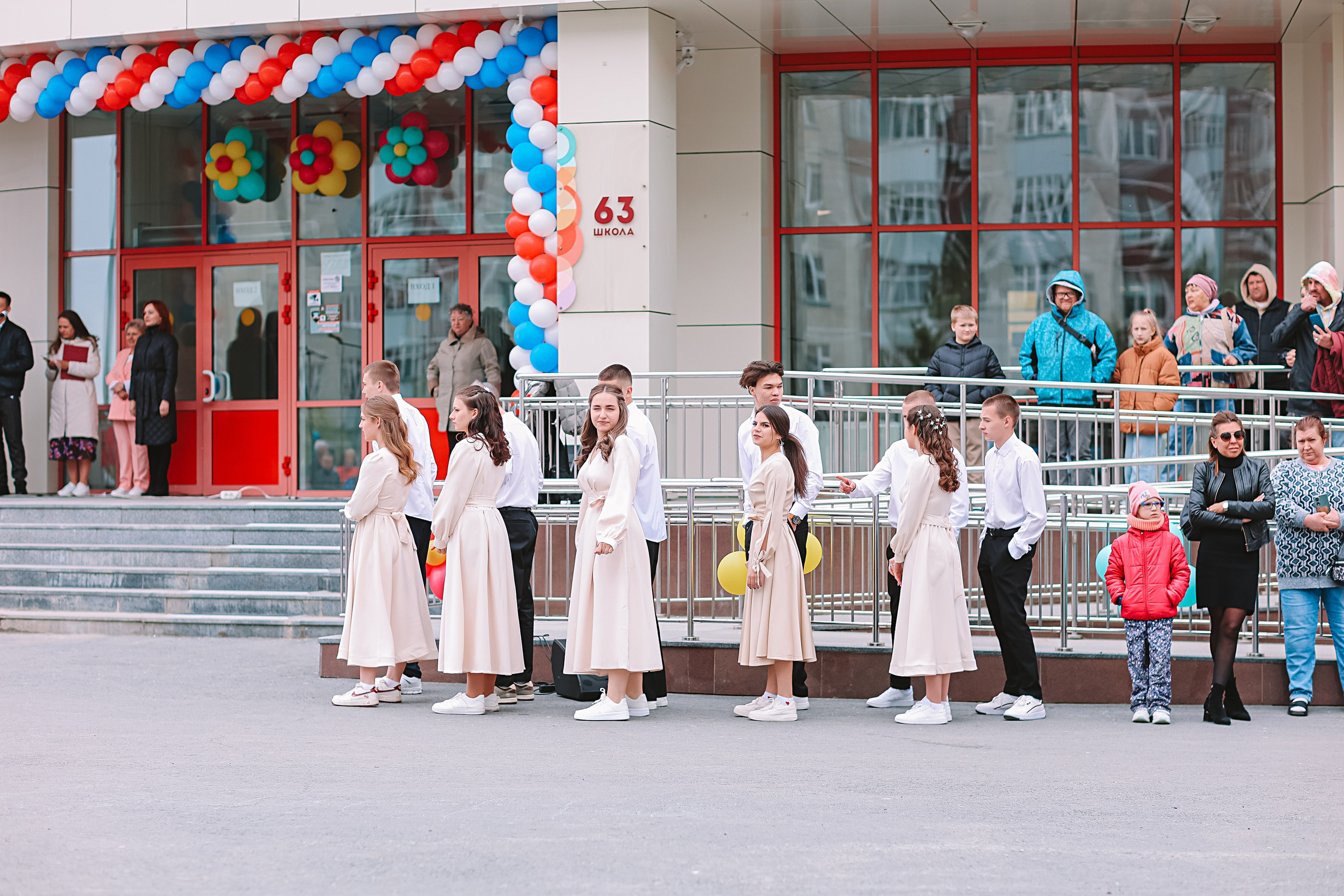 Последний звонок. Семейный фотограф Тюмень, фотограф на роды Салмина Мария