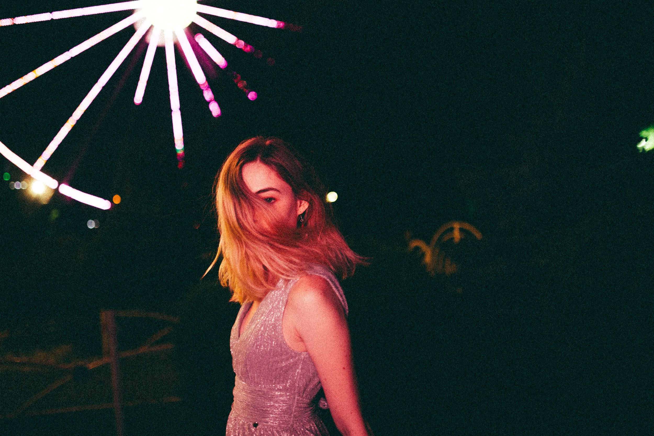 Девушка на прогулке в парке развлечений