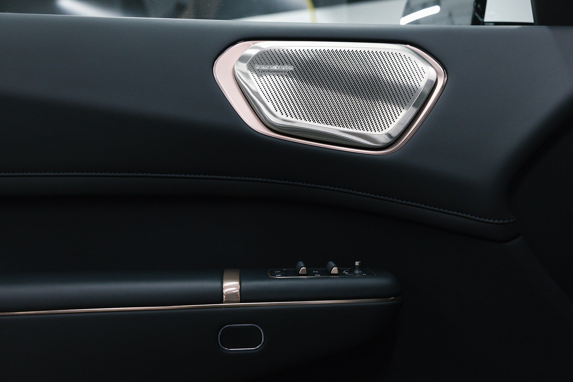 Lynk & Co 900 Ultra 2,0hyb 4WD AT (734 л. с.). Автосалон «Х-Авто»