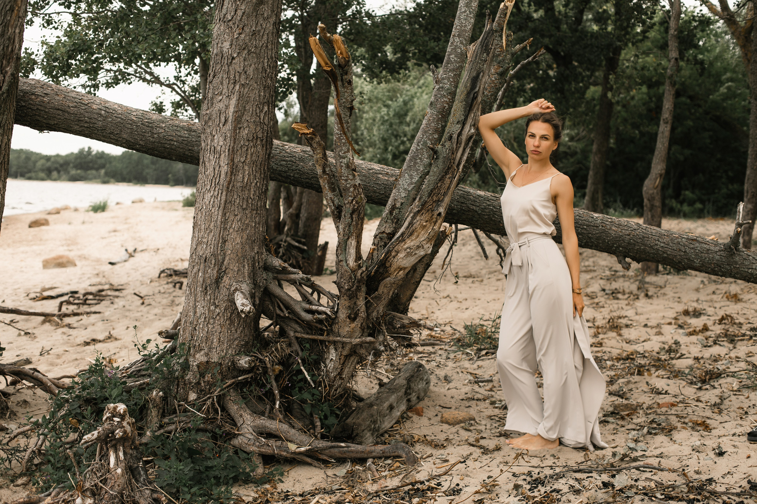 На берегу финского залива девушка с книжкой . Берег кронштадта.