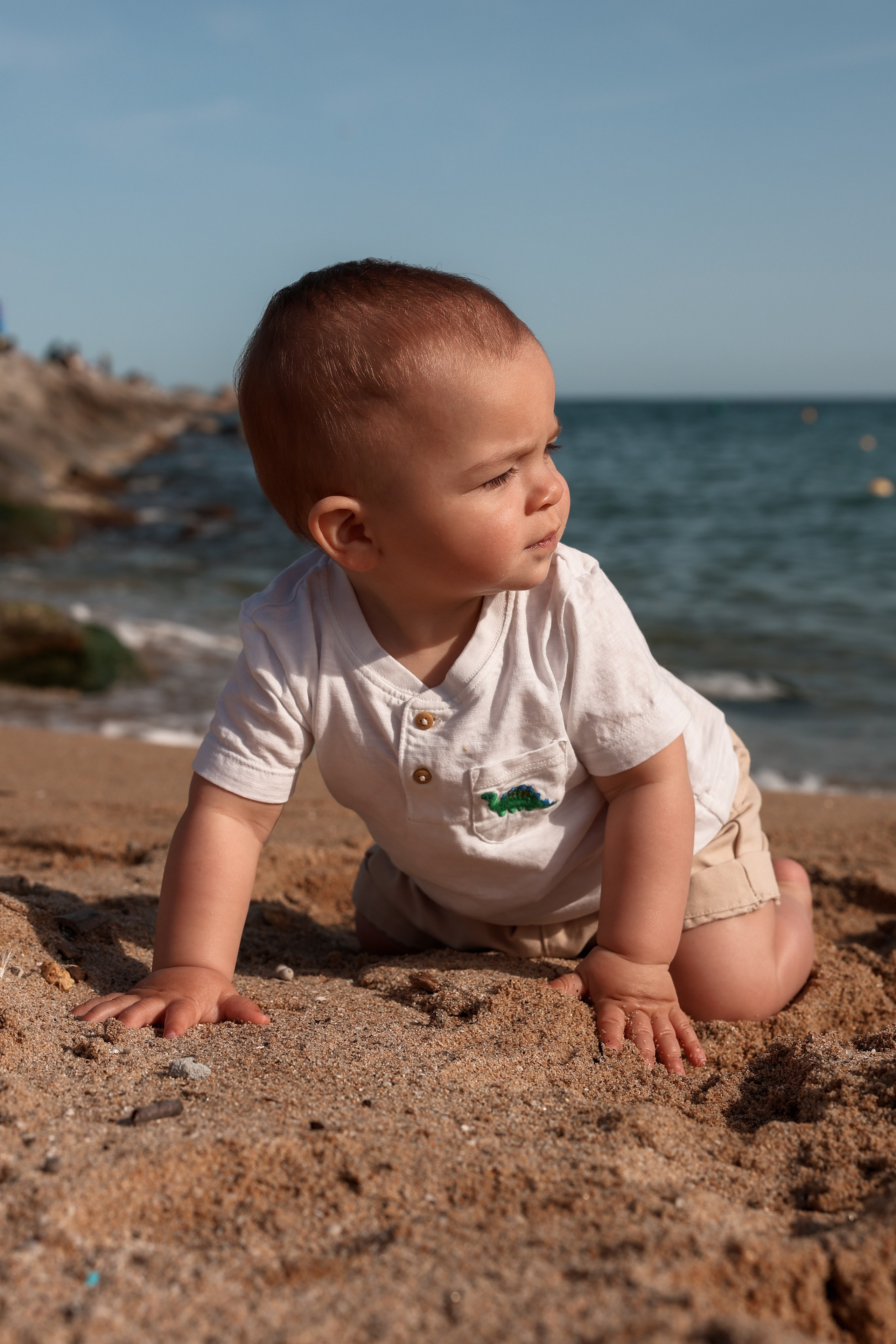 Family pizza at the sea. Natalia Zhuravleva|family, newborn, maternity photographer in Barcelona