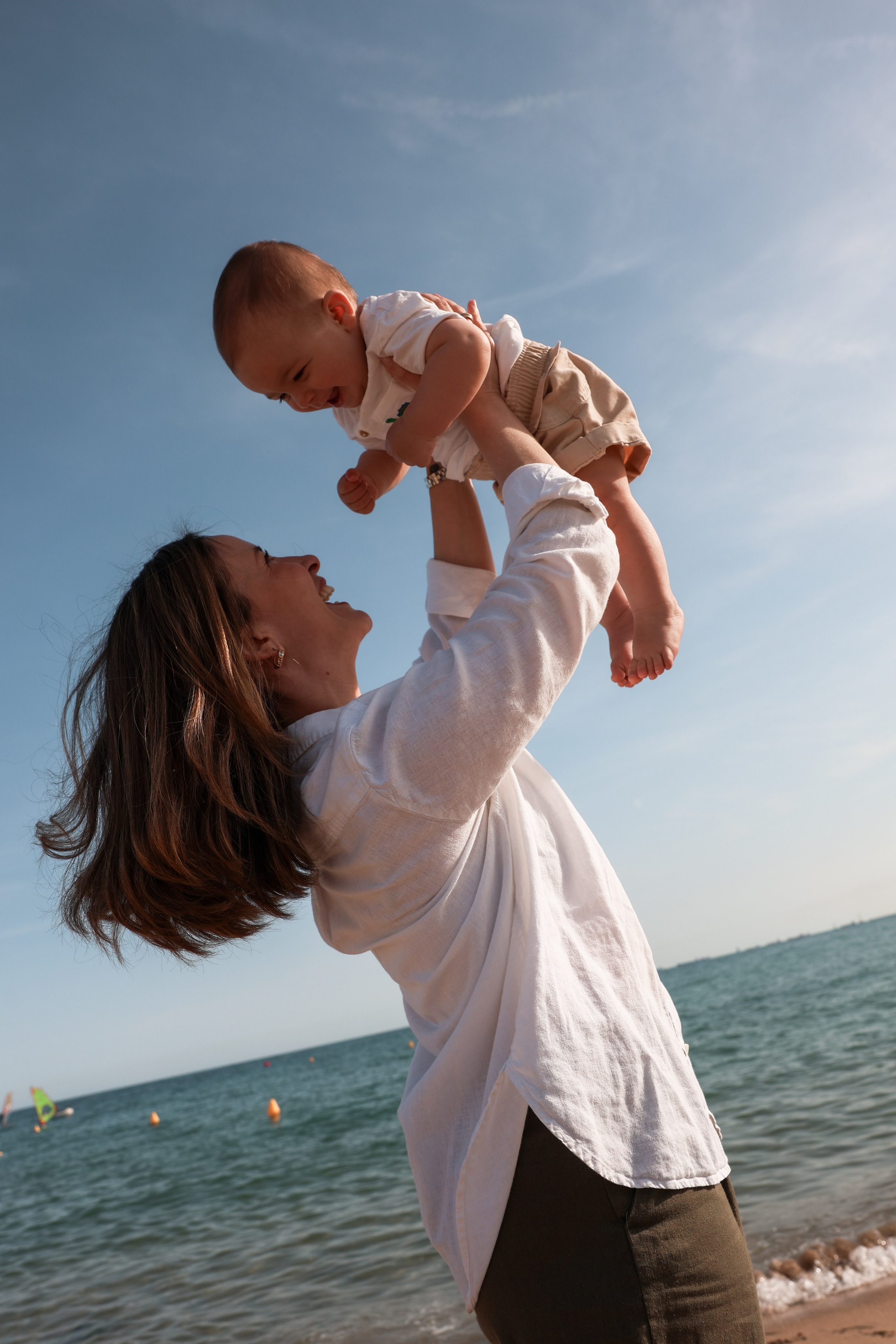 Family pizza at the sea. Natalia Zhuravleva|family, newborn, maternity photographer in Barcelona