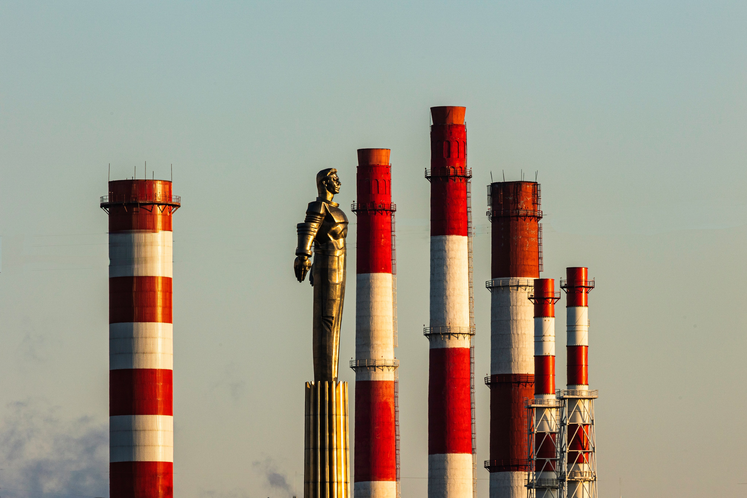 Фотография Труб ТЭЦ 20 тепловой электростанции в Москве и памятник Юрию Гагарину на площади гагарина.