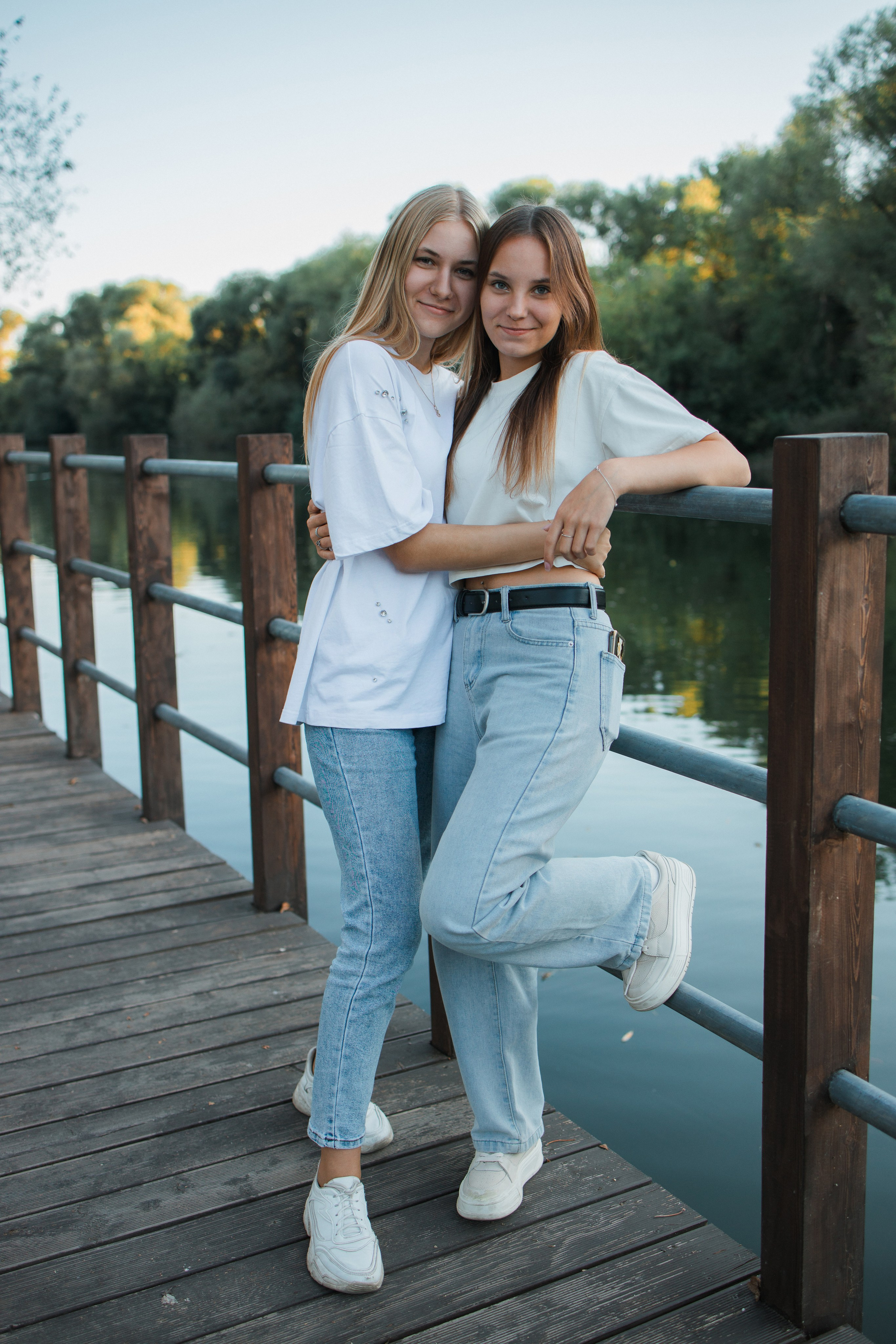 Прогулочная фотосессия на выпускной альбом с 11 классом в Серпухове. Выпускные альбомы в Серпухове