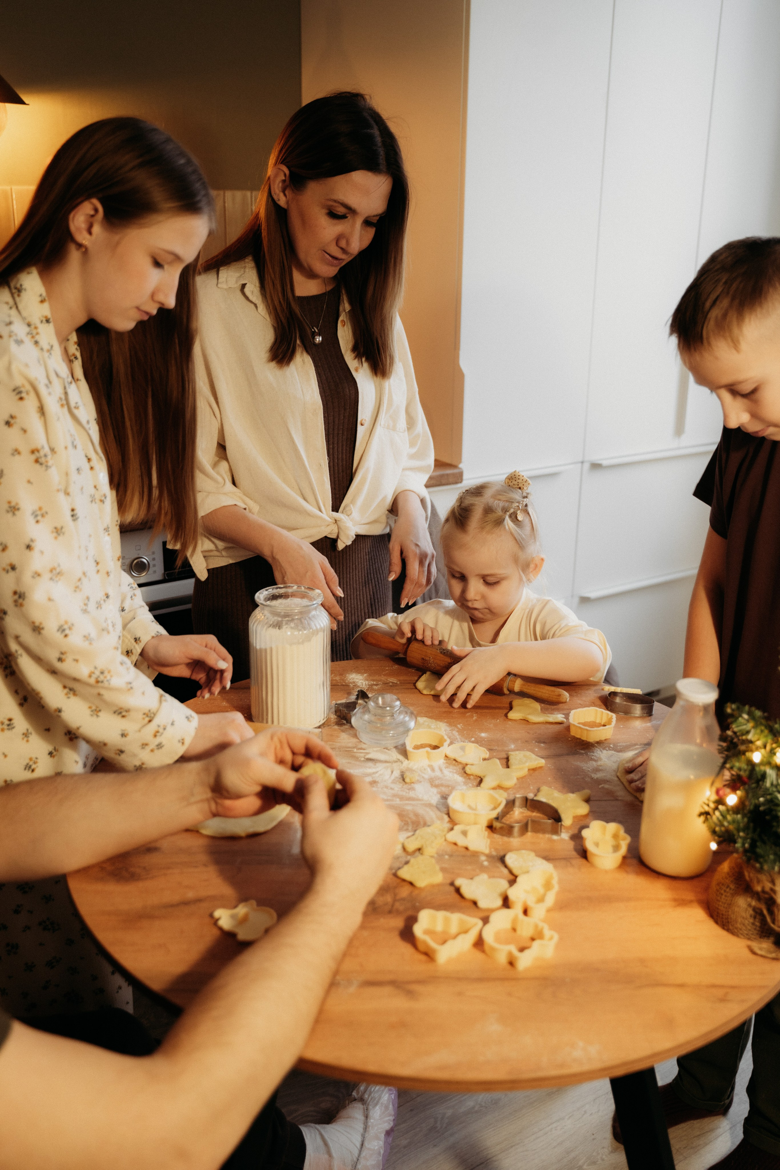 Семья на кухне