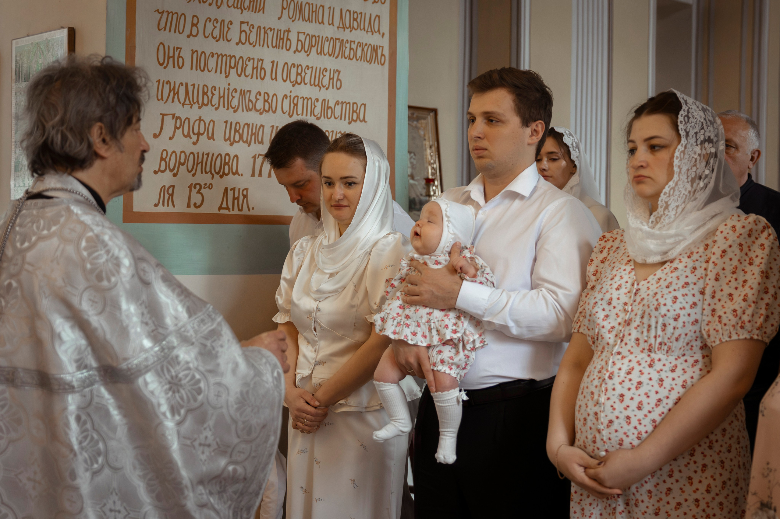 Таинство Крещения младенца в храме свв. Бориса и Глеба в Белкино (г.Обниск, Калужская обл.). Надежда Стар семейный и церковный фотограф в Жукове и Калужской области
